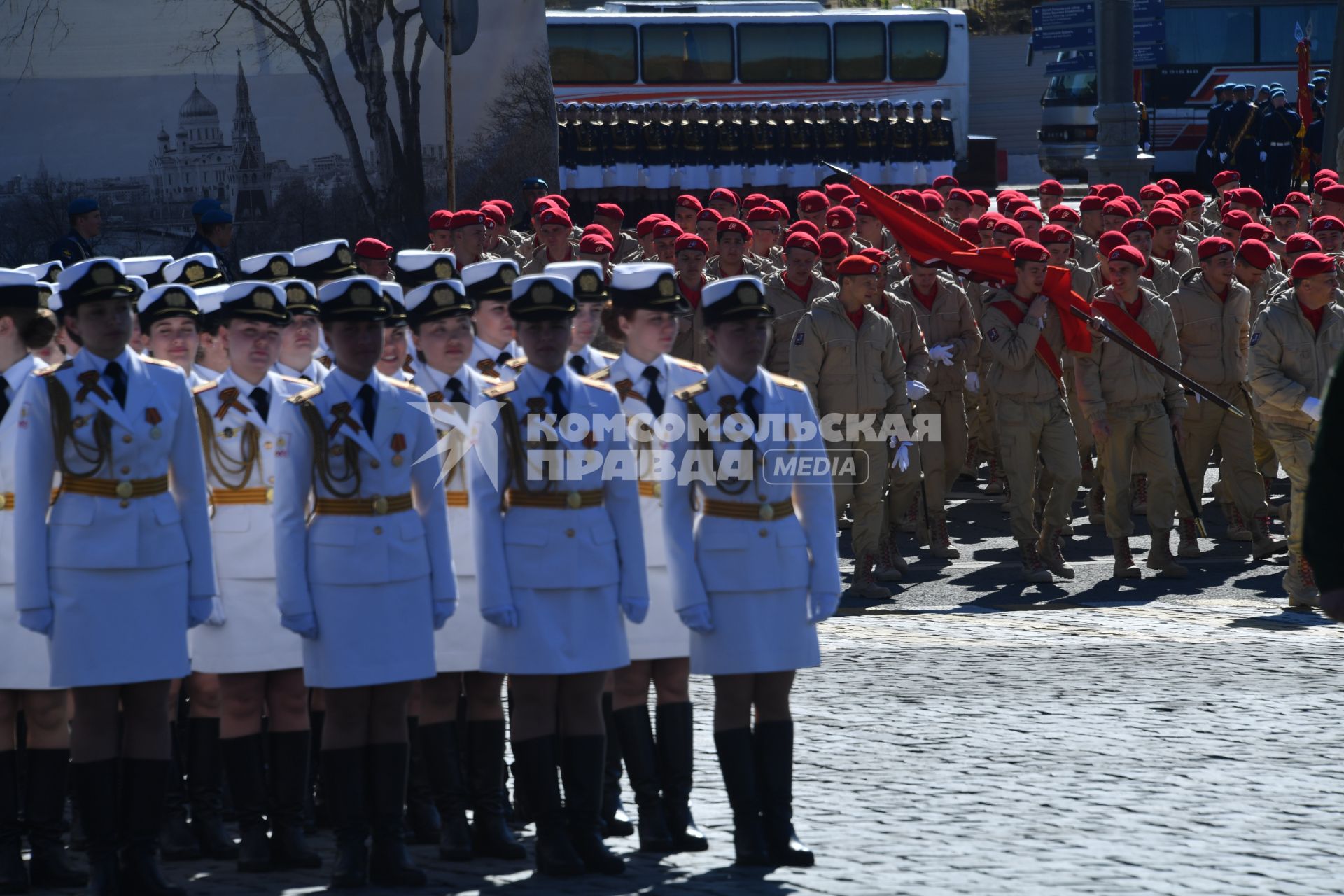 Москва.  Девушки-курсантки перед началом  генеральной репетиции военного  парада , посвященного 72-й годовщине Победы в Великой Отечественной войне .