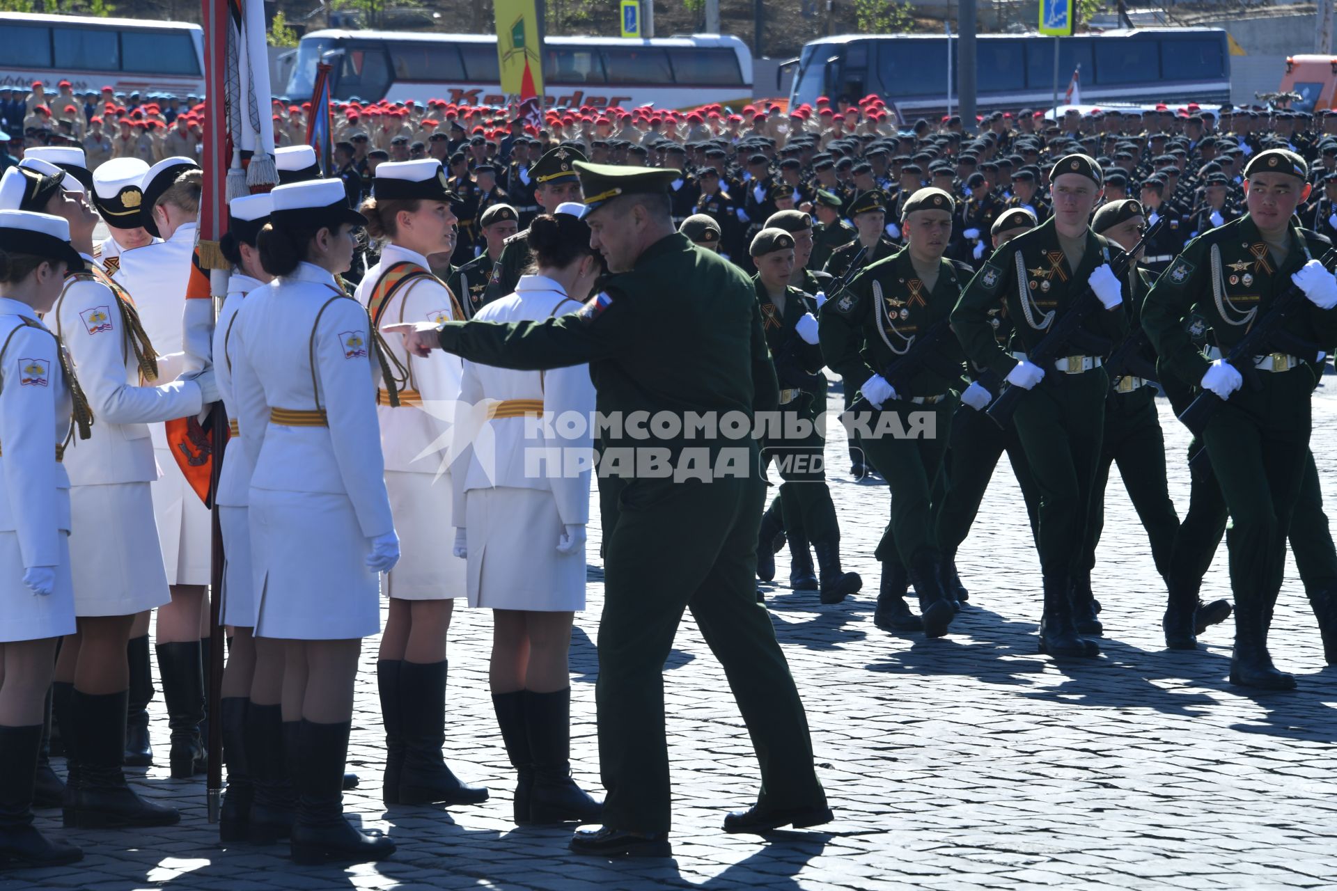 Москва.  Военнослужащие перед началом  генеральной репетиции военного  парада , посвященного 72-й годовщине Победы в Великой Отечественной войне .