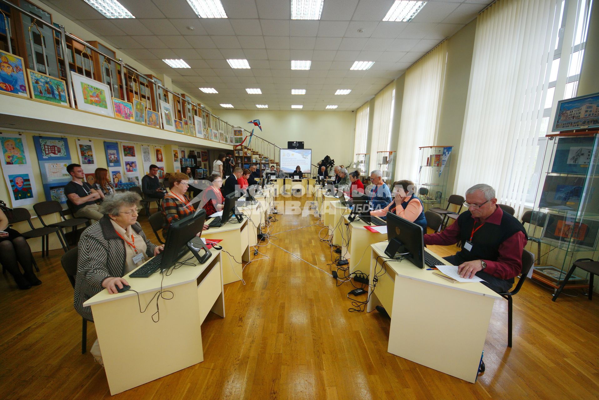 Екатеринбург. Детская библиотека им В.Крапивина. Пенсионеры выполняют задания в рамках 7-го  всероссийского чемпионата по компьютерному многоборью среди пожилых людей