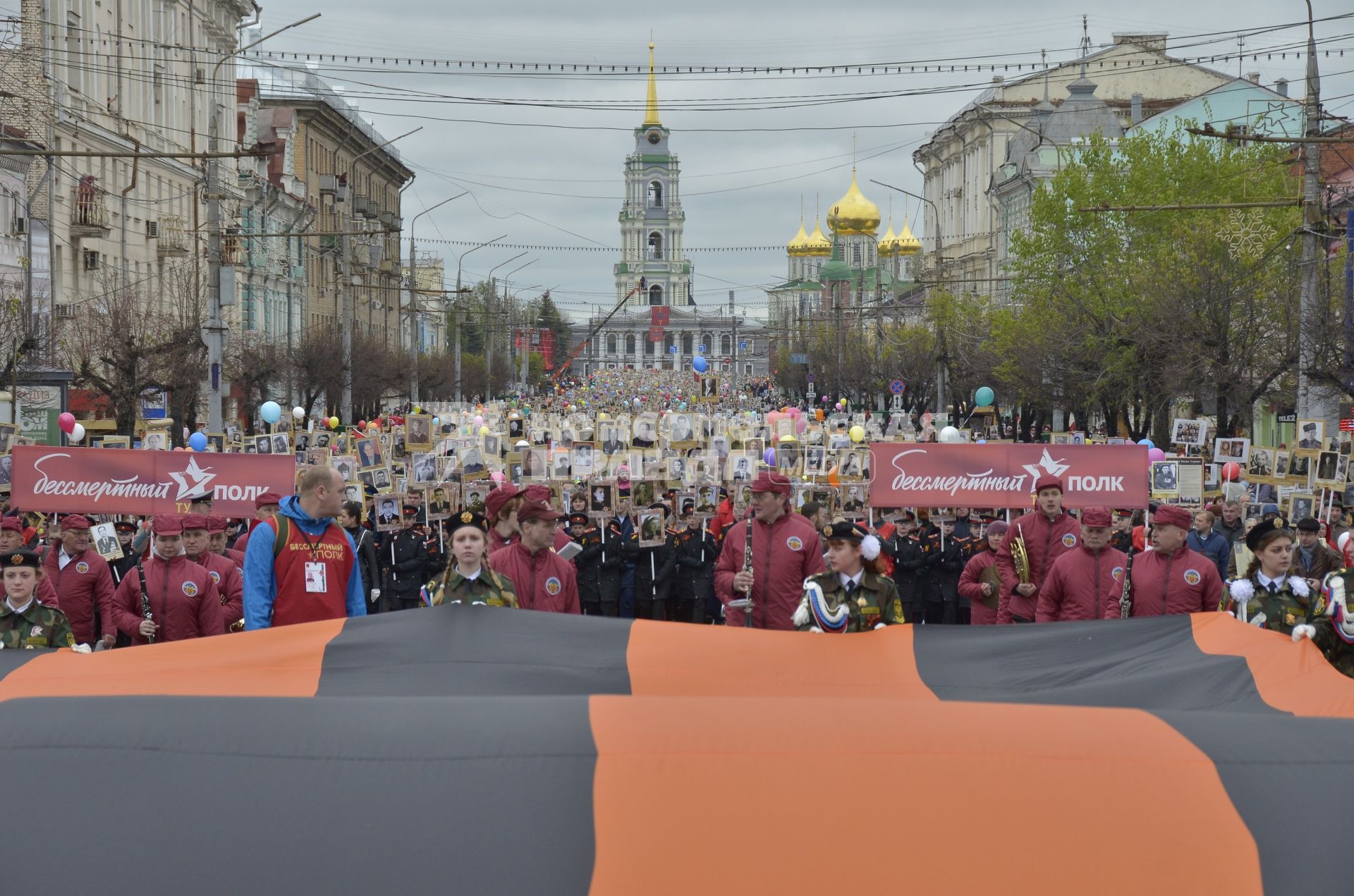 Тула.  Участники акции памяти `Бессмертный полк` во время шествия в День Победы.