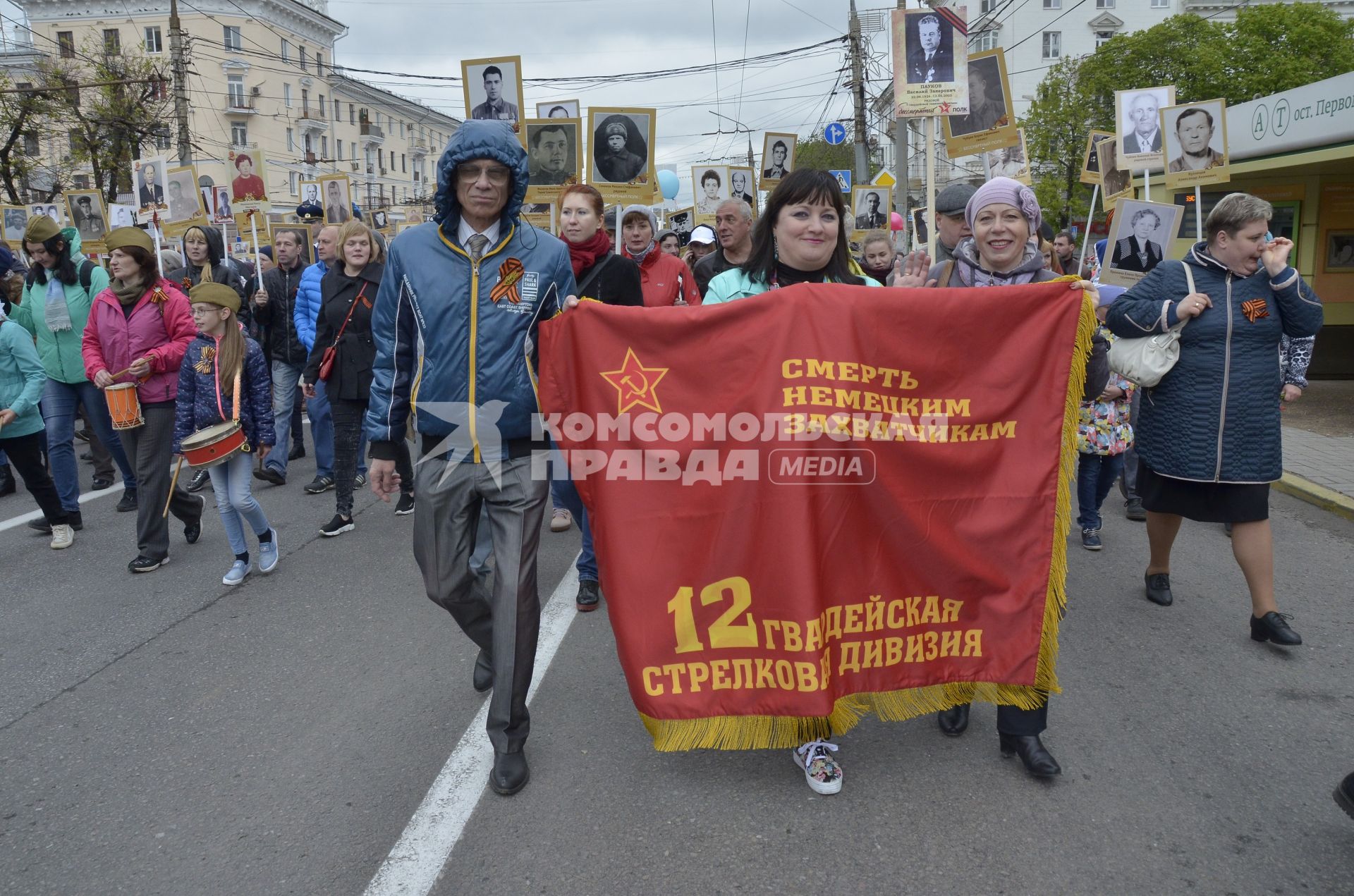 Тула.  Участники акции памяти `Бессмертный полк` во время шествия в День Победы.