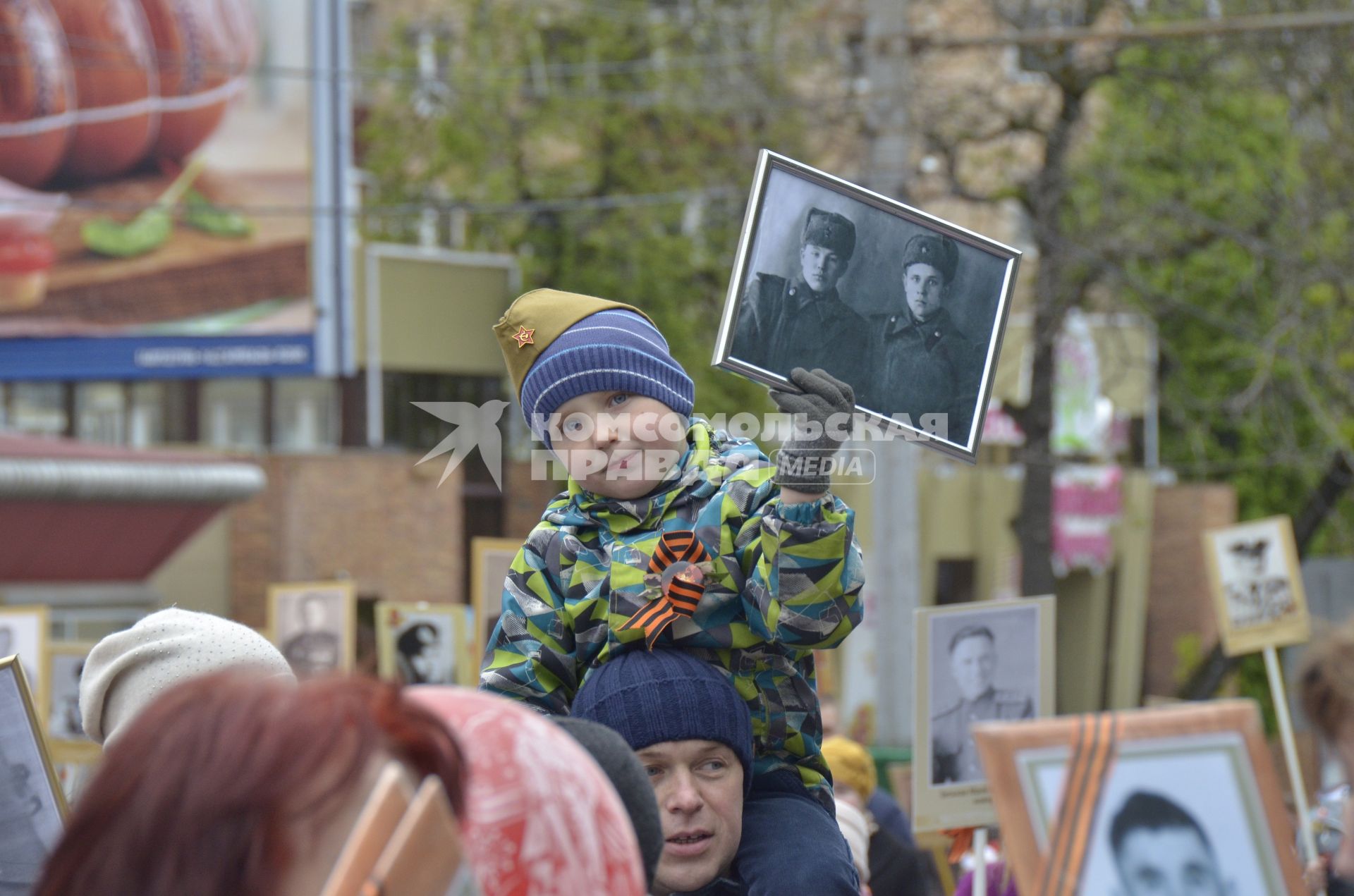 Тула.  Участники акции памяти `Бессмертный полк` во время шествия в День Победы.