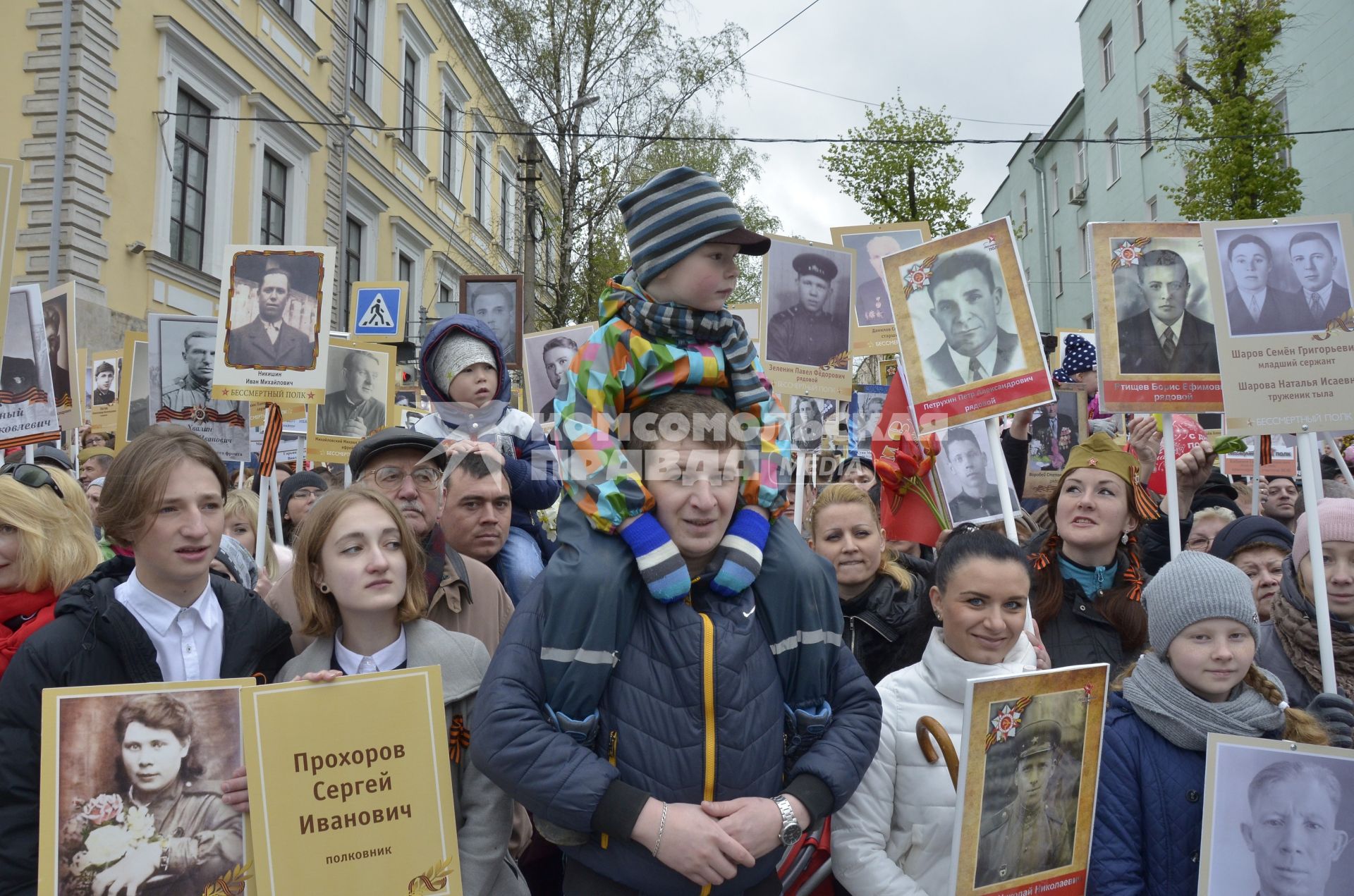 Тула.  Участники акции памяти `Бессмертный полк` во время шествия в День Победы.