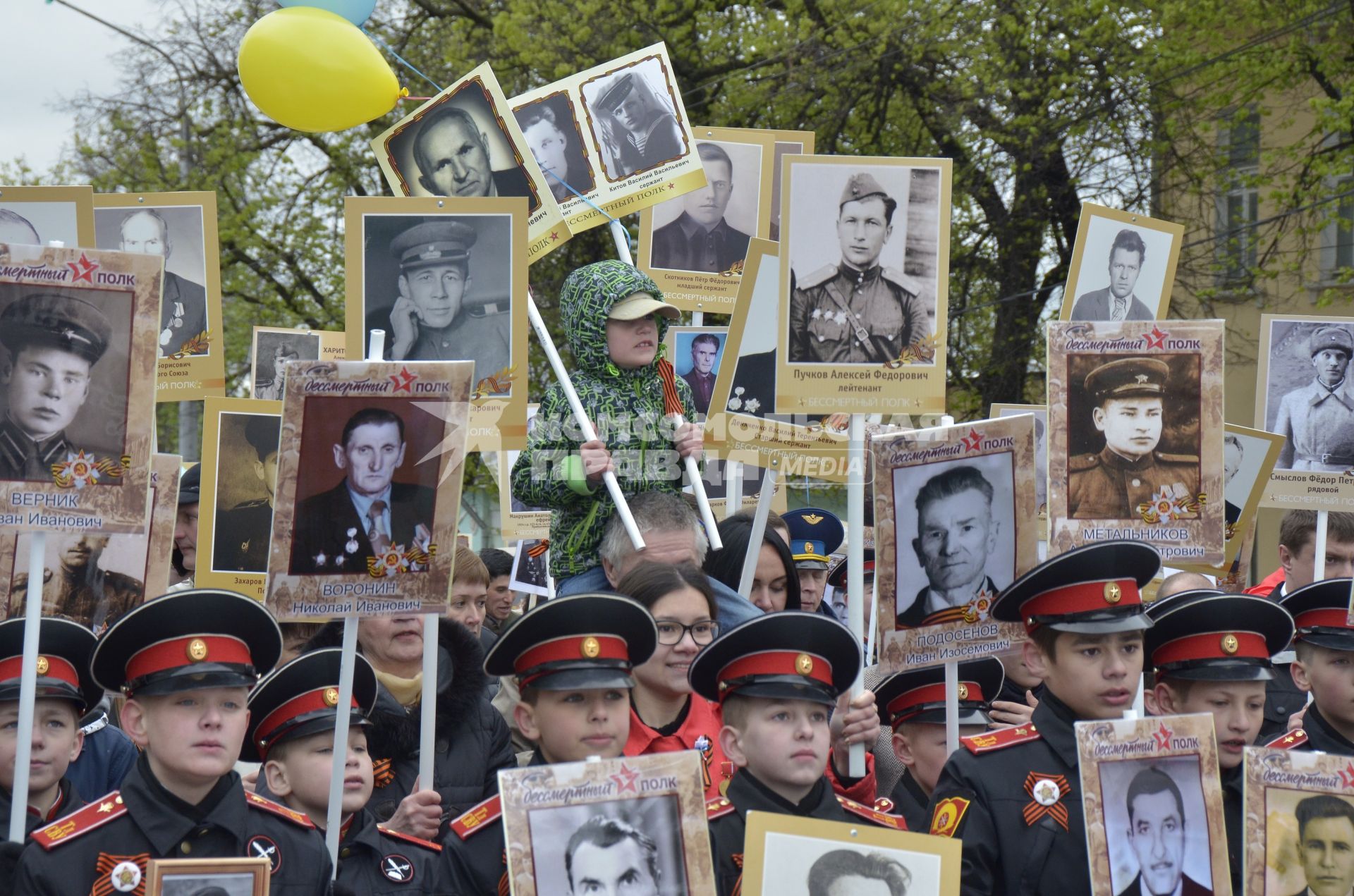 Тула.  Участники акции памяти `Бессмертный полк` во время шествия в День Победы.