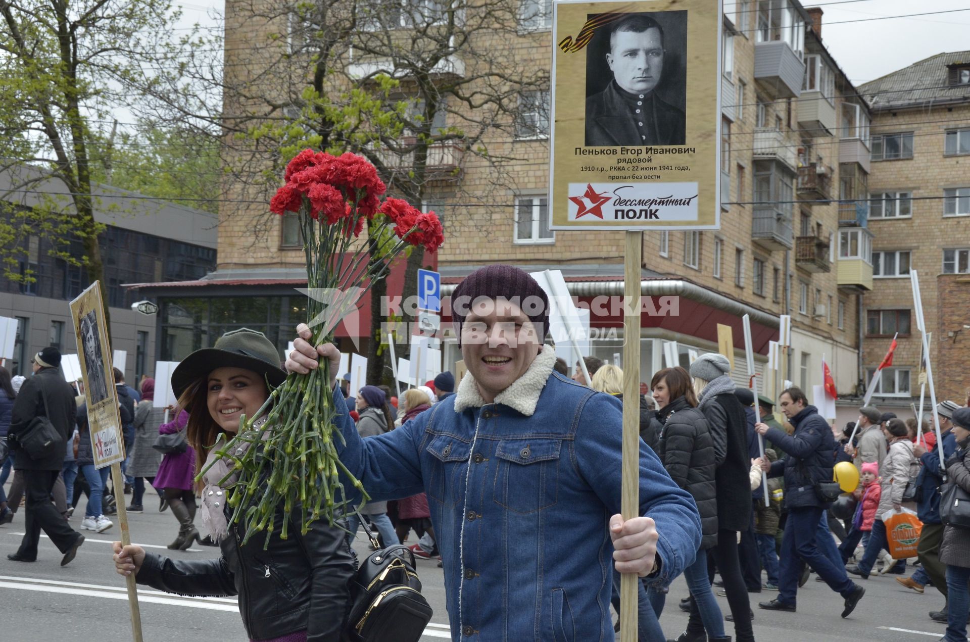 Тула.  Участники акции памяти `Бессмертный полк` во время шествия в День Победы.