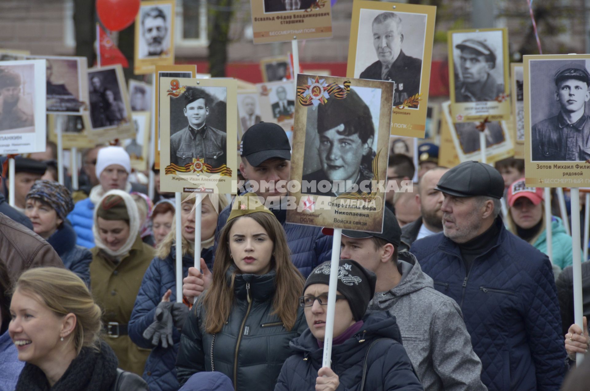 Тула.  Участники акции памяти `Бессмертный полк` во время шествия в День Победы.