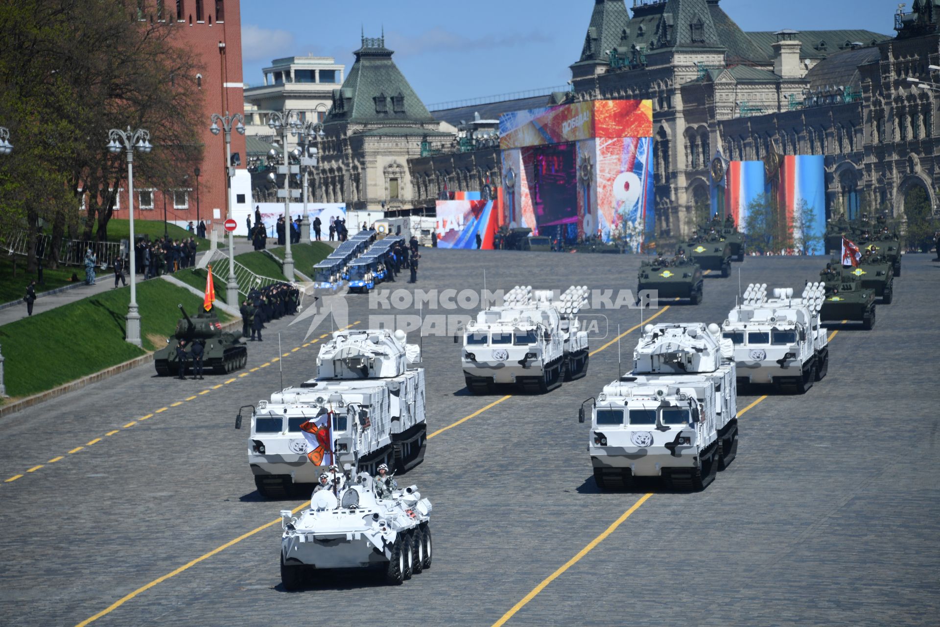 Москва. ЗРК `Тор-МДТ`  на базе транспортера ДТ-30ПМ  и ЗРК `Панцирь-СА`  на базе транспортера ДТ-30ПМ  во время  генеральной репетиции военного  парада , посвященного 72-й годовщине Победы в Великой Отечественной войне .