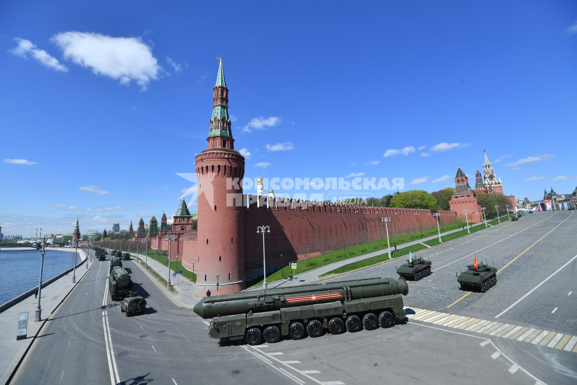 Москва.  ПГРК`Ярс`во время  генеральной репетиции военного  парада, посвященного 72-й годовщине Победы в Великой Отечественной войне .