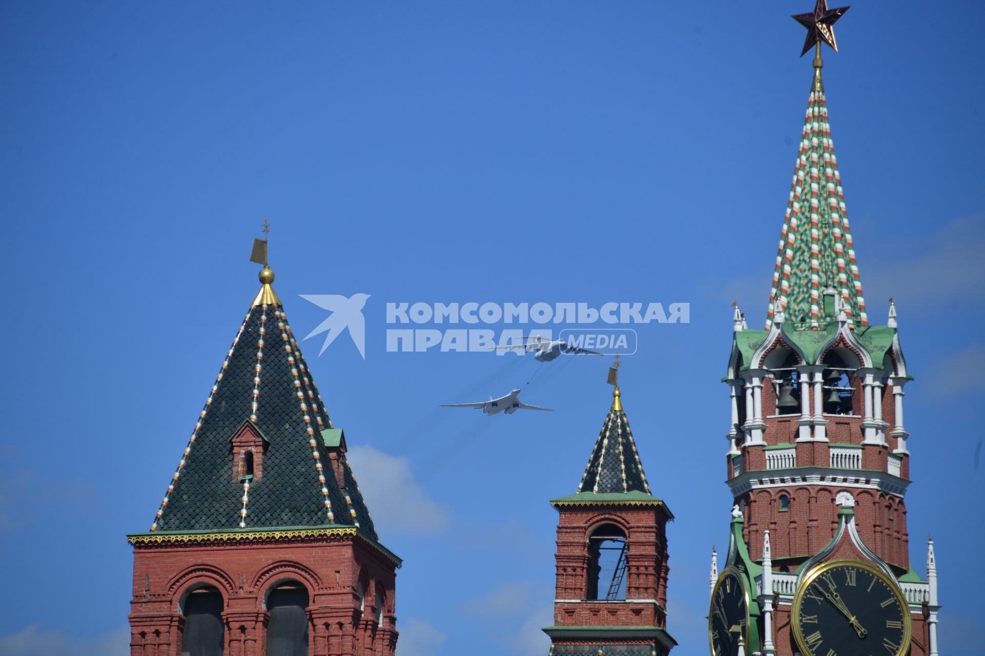 Москва. Стратегические  бомбардировщики ракетоносцы Ту-160 и самолет-заправщик ил-78  во время  генеральной репетиции военного  парада, посвященного 72-й годовщине Победы в Великой Отечественной войне .