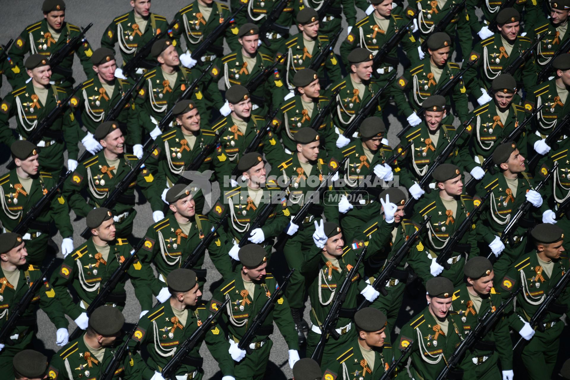 Москва.  Военнослужащие во время    генеральной репетиции военного  парада , посвященного 72-й годовщине Победы в Великой Отечественной войне .