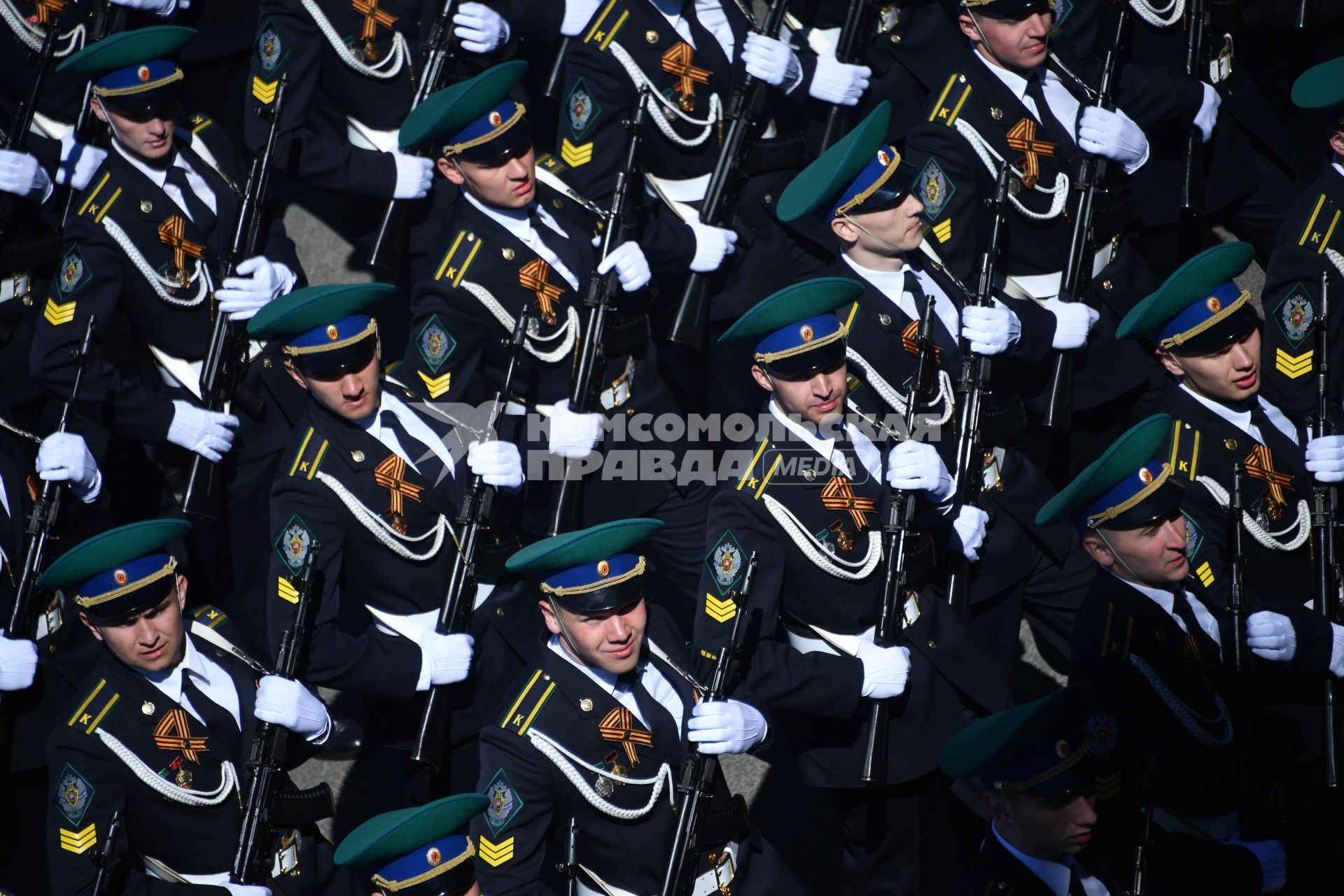 Москва.  Военнослужащие во время    генеральной репетиции военного  парада , посвященного 72-й годовщине Победы в Великой Отечественной войне .