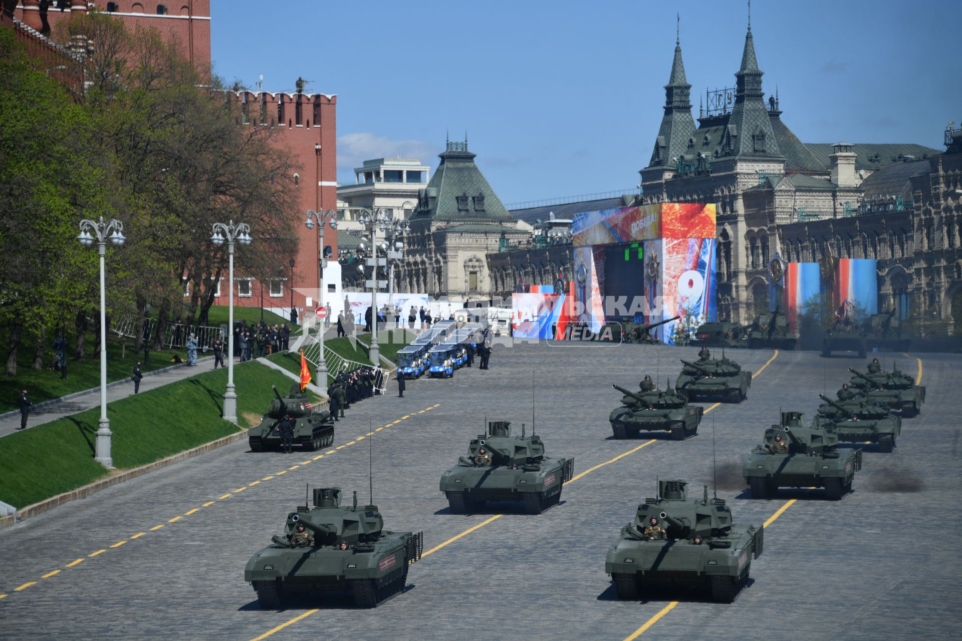 Москва.   Танк Т-14 `Армата`  и  Т-72Б3 во время  генеральной репетиции военного  парада , посвященного 72-й годовщине Победы в Великой Отечественной войне .