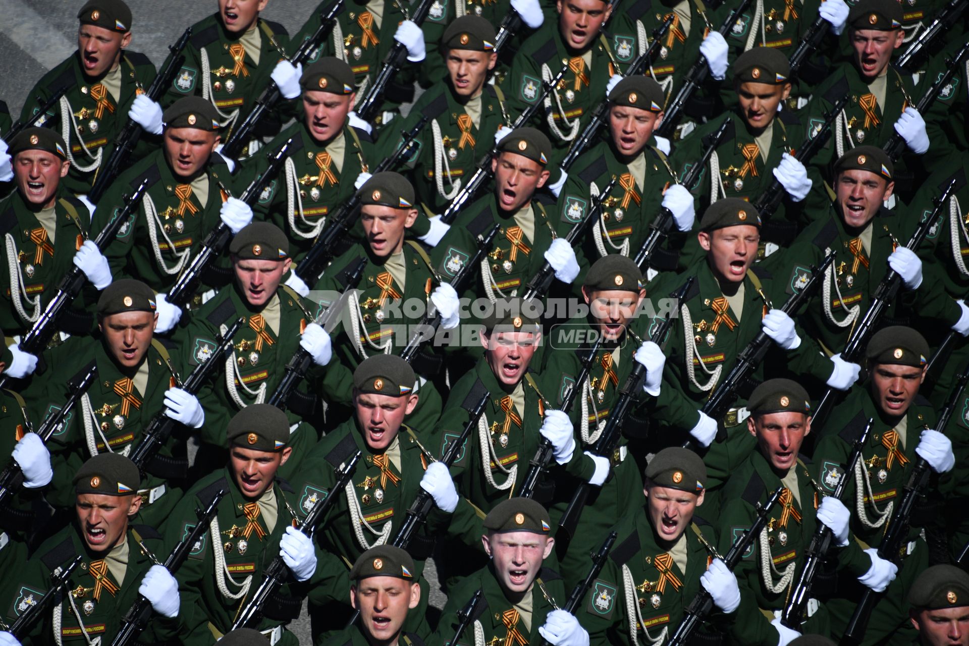 Москва.  Военнослужащие во время    генеральной репетиции военного  парада , посвященного 72-й годовщине Победы в Великой Отечественной войне .