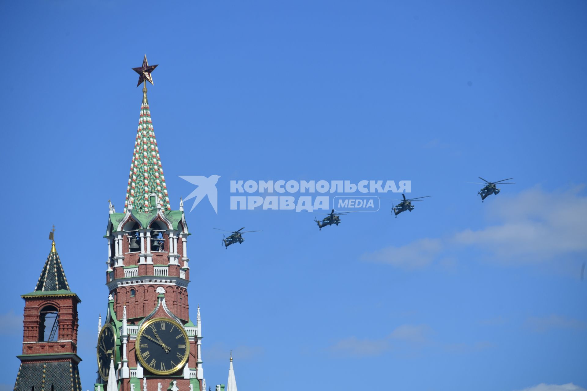 Москва.  Ударные вертолеты Ка-52 во время  генеральной репетиции военного  парада , посвященного 72-й годовщине Победы в Великой Отечественной войне .