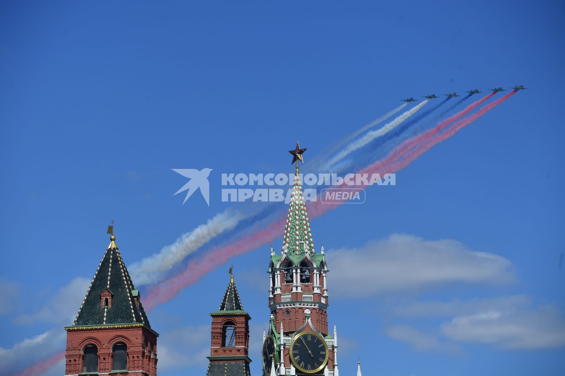 Москва. Штурмовики Су-25 с использованием аэрозольного распыления цветов Государственного флага РФ во время  генеральной репетиции военного  парада, посвященного 72-й годовщине Победы в Великой Отечественной войне .