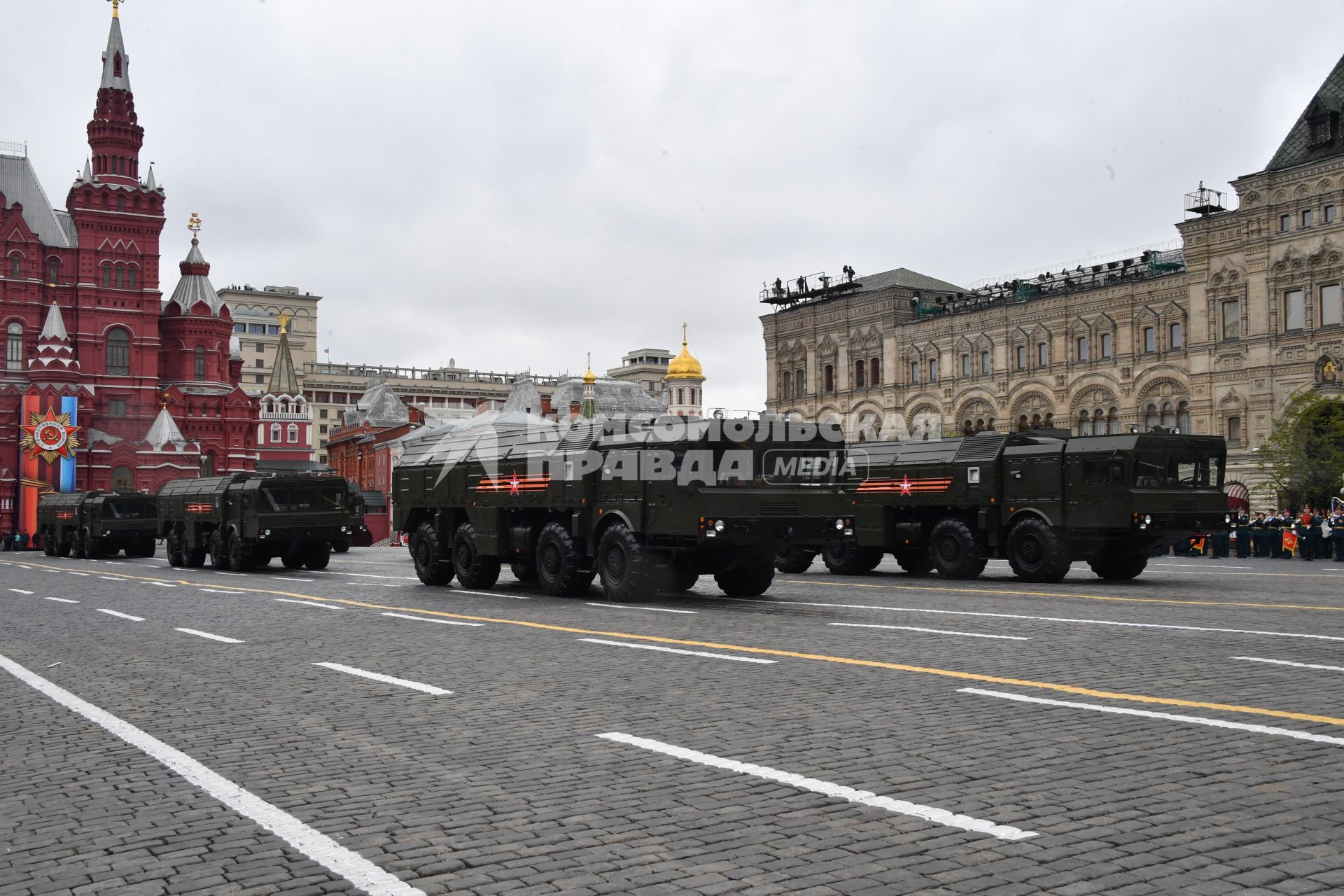 Москва.   Ракетные комплексы `Искандер-М`  на Красной площади во время военного парада, посвященного 72-й годовщине Победы в Великой Отечественной войне.