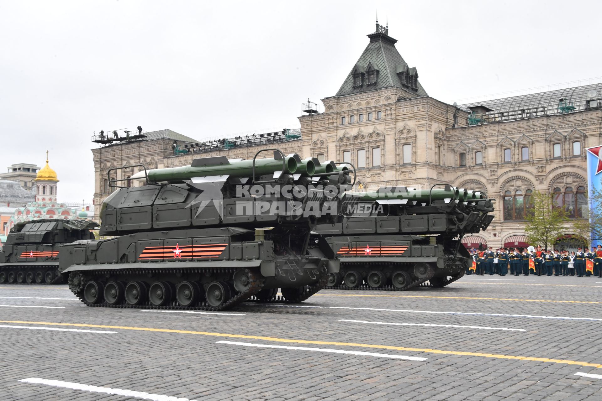 Москва.  Зенитные ракетные комплексы `Бук-М2`  на Красной площади во время военного парада, посвященного 72-й годовщине Победы в Великой Отечественной войне.