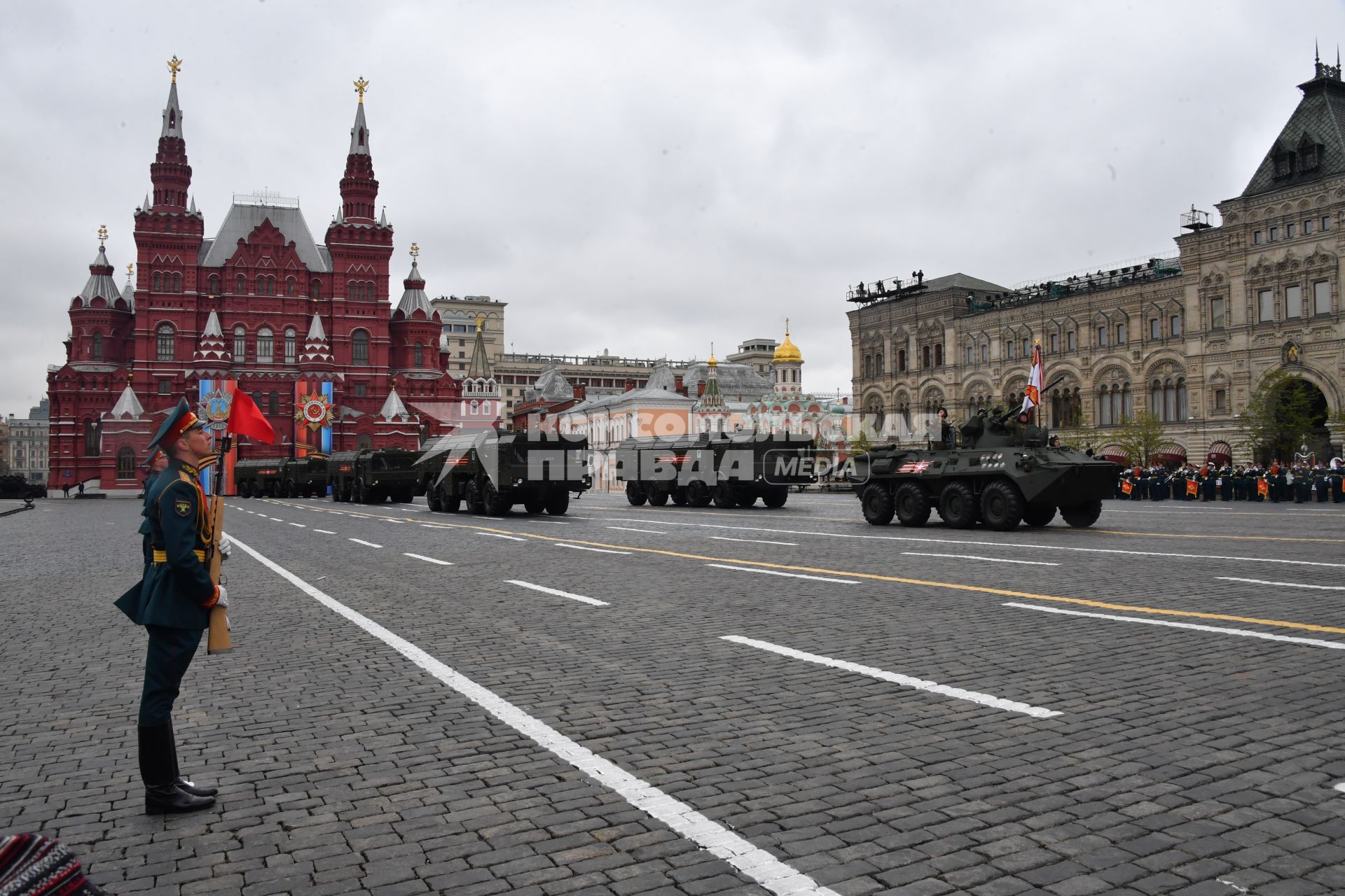 Москва.   Ракетные комплексы `Искандер-М` и БТР-82А (справа) на Красной площади во время военного парада, посвященного 72-й годовщине Победы в Великой Отечественной войне.