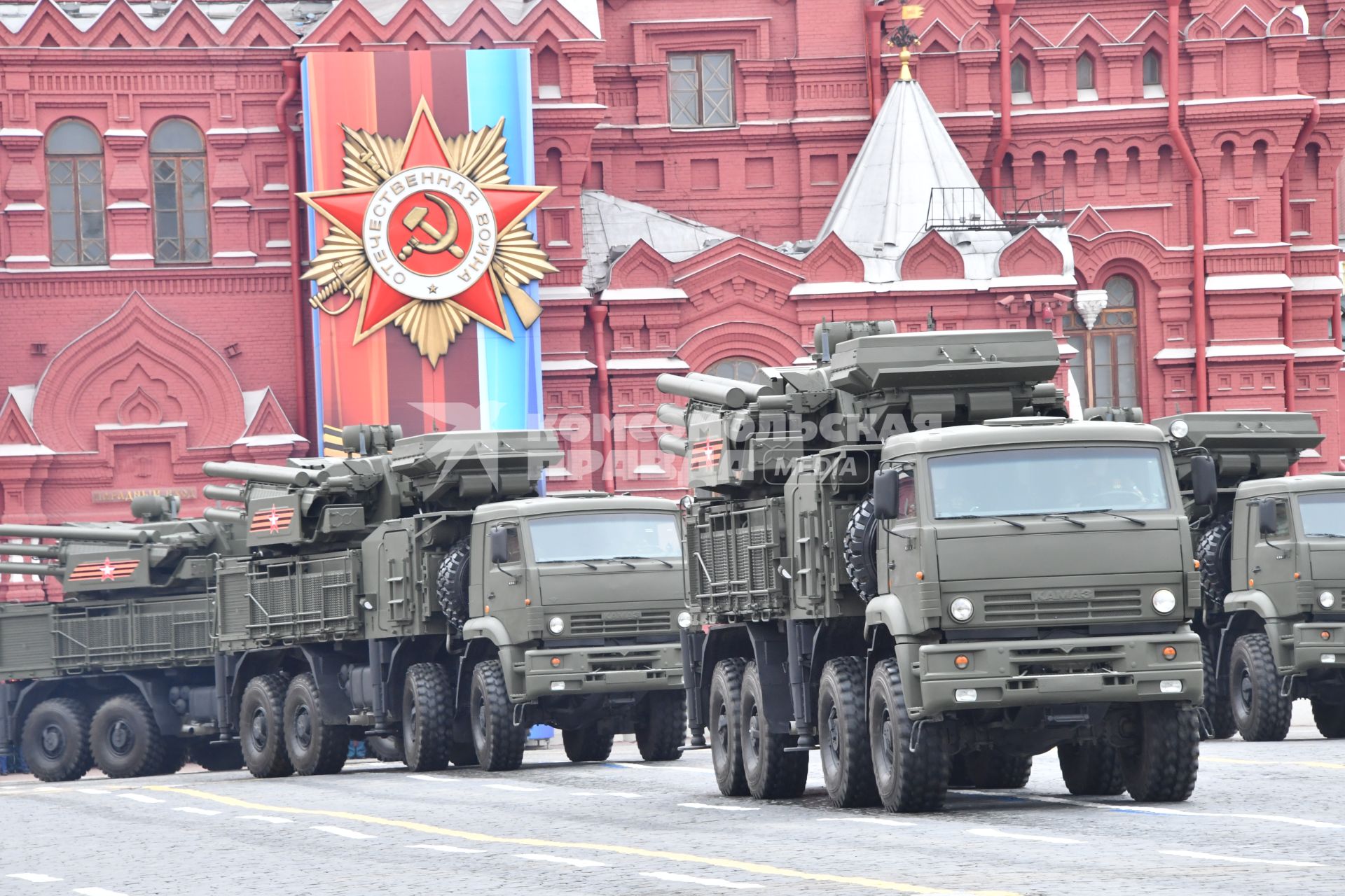 Москва. Самоходный зенитный ракетно-пушечный комплекс `Панцирь-С` на Красной площади во время военного парада, посвященного 72-й годовщине Победы в Великой Отечественной войне.