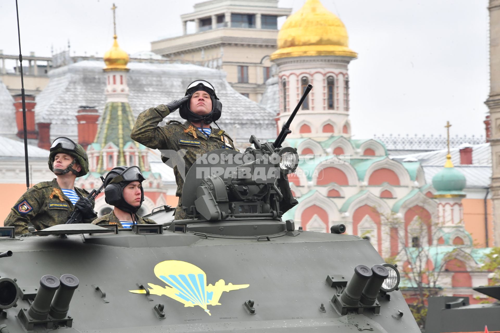 Москва.  Военнослужащие на Красной площади во время военного парада, посвященного 72-й годовщине Победы в Великой Отечественной войне.