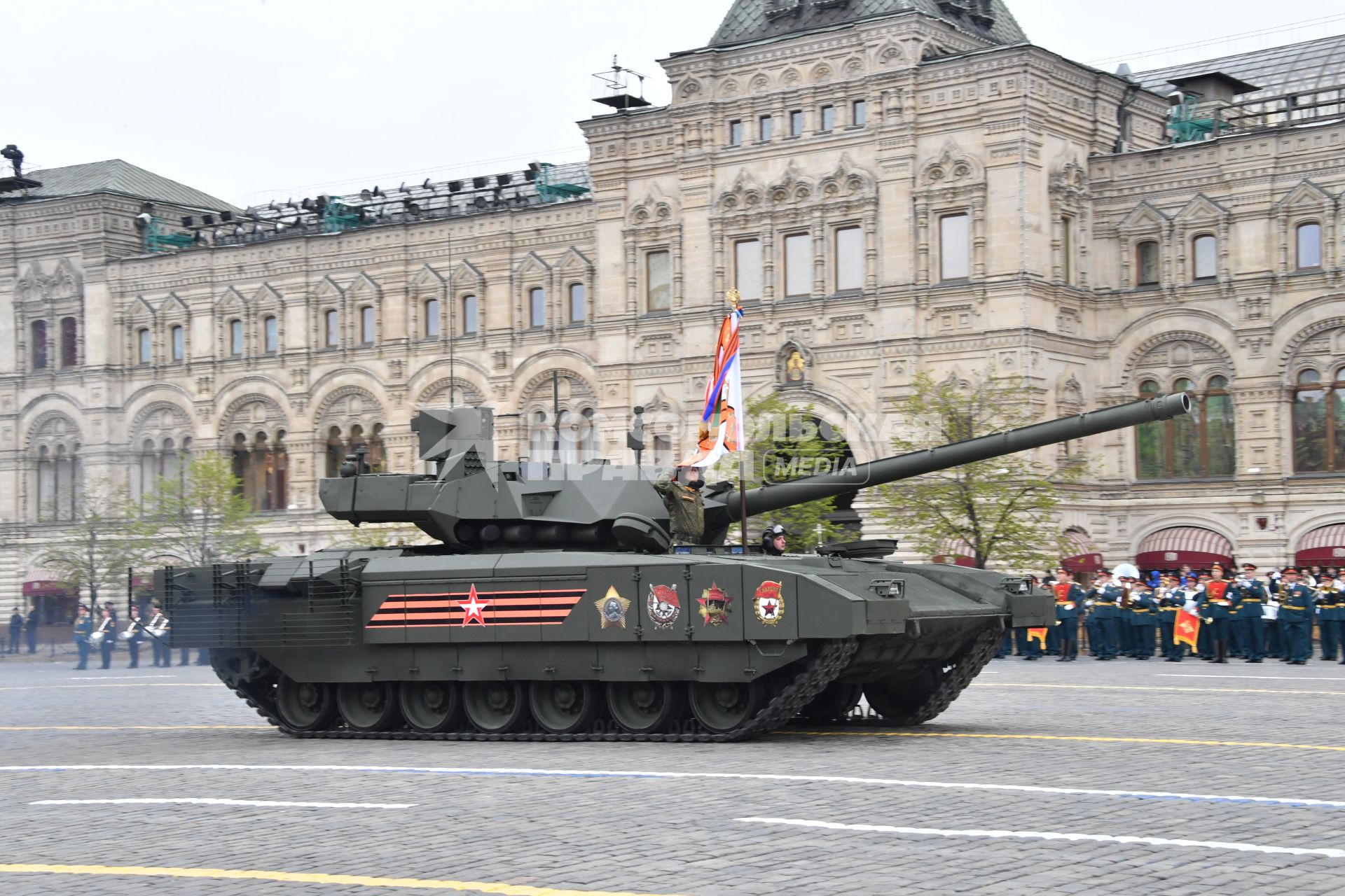 Москва.   Танк Т-14 `Армата` на Красной площади во время военного парада, посвященного 72-й годовщине Победы в Великой Отечественной войне.