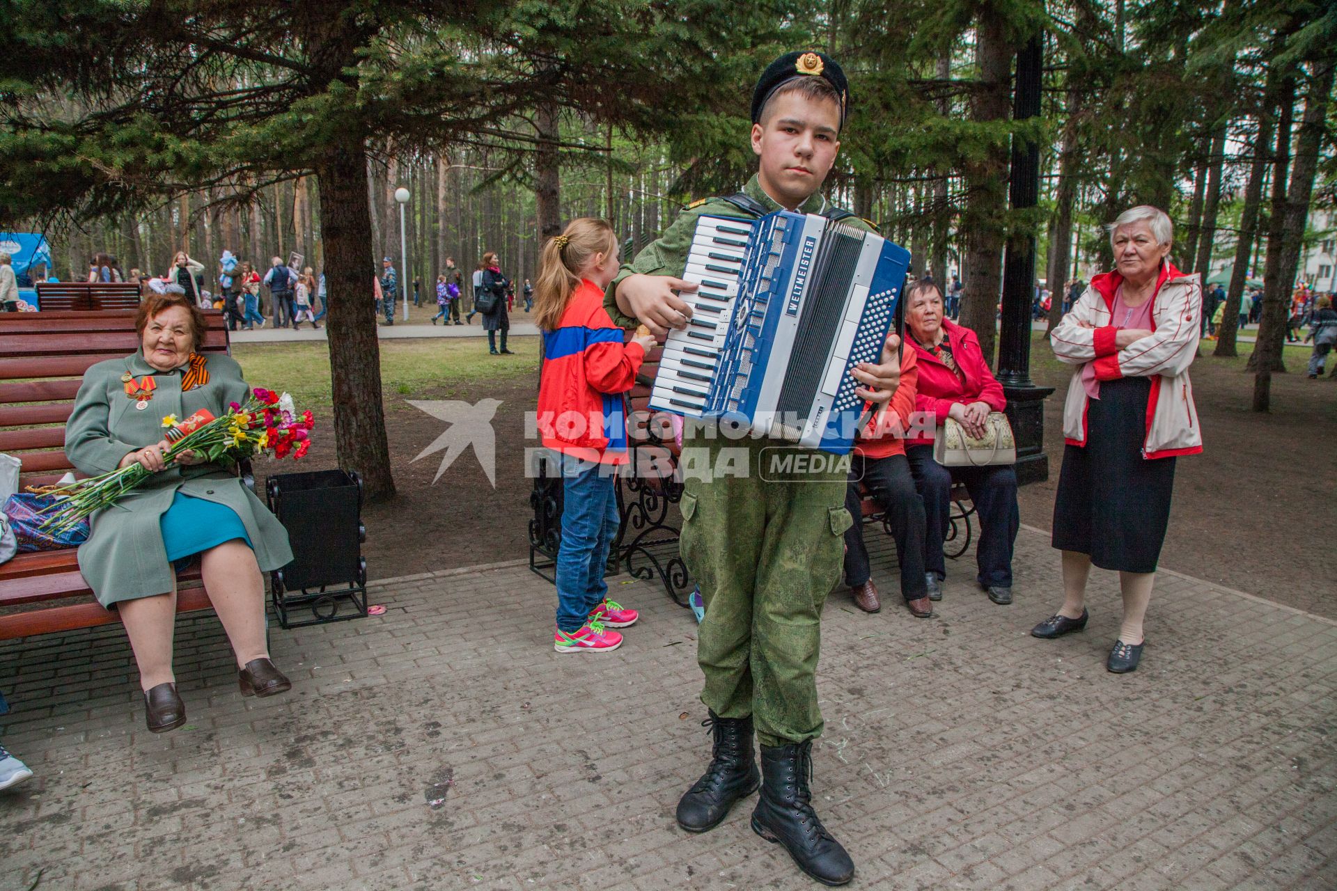 Уфа.  Молодой человек играет на аккордионе во  время  праздника, посвященного 72-й годовщине Победы в Великой Отечественной войне.