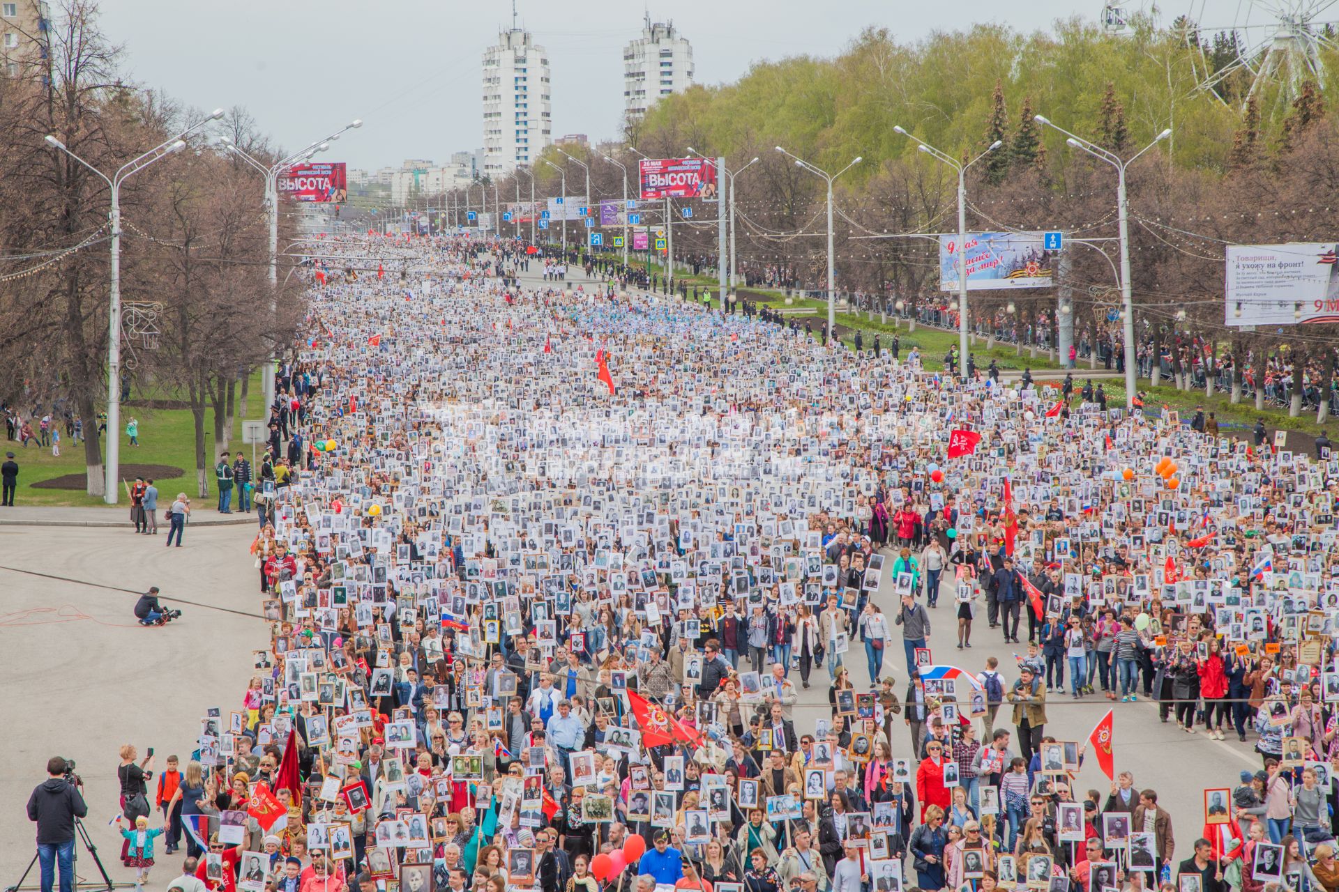 Уфа. Участники  патриотической акции `Бессмертный полк` во  время  праздника, посвященного 72-й годовщине Победы в Великой Отечественной войне.