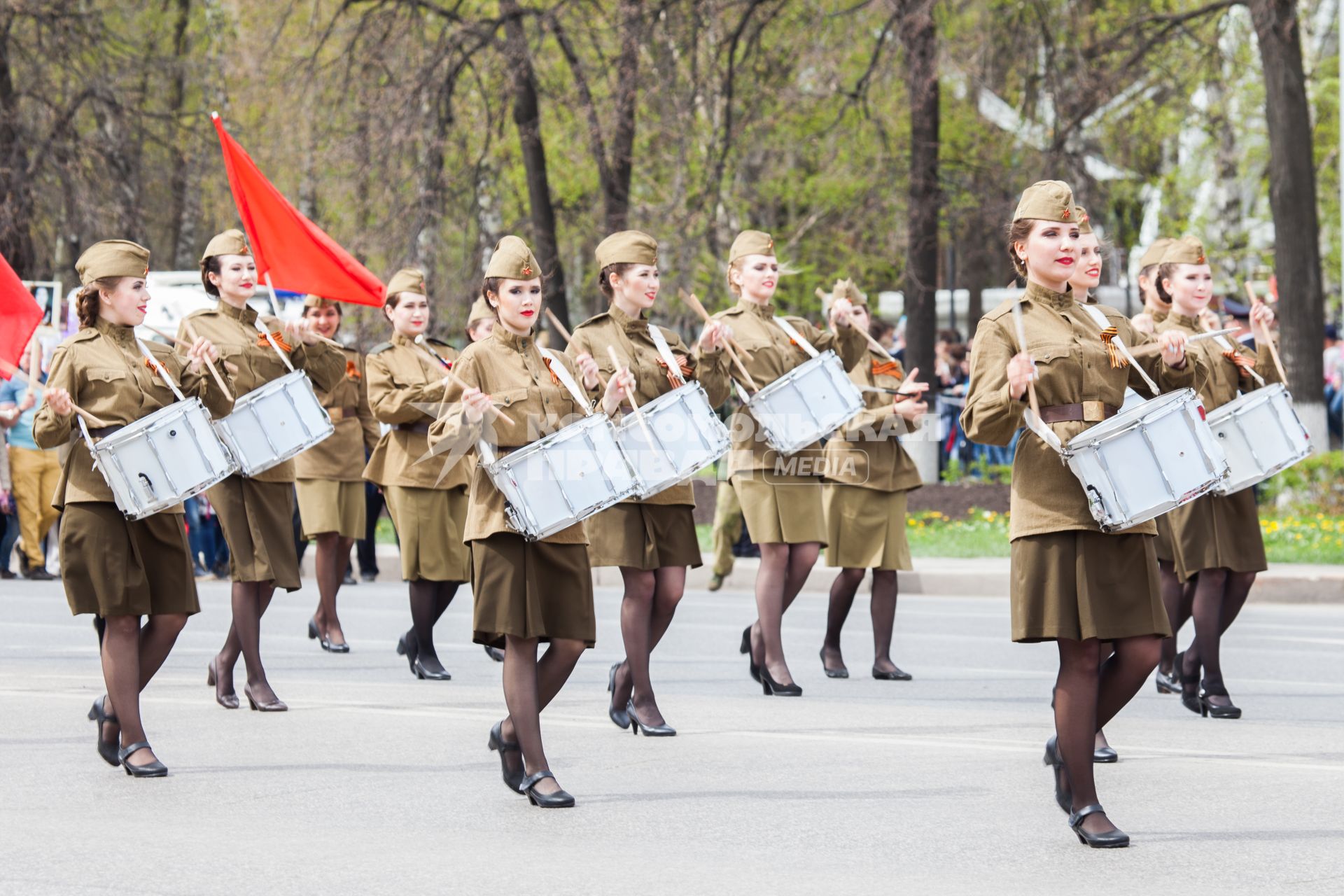 Уфа. Парад барабанщиц во  время  праздника, посвященного 72-й годовщине Победы в Великой Отечественной войне. .