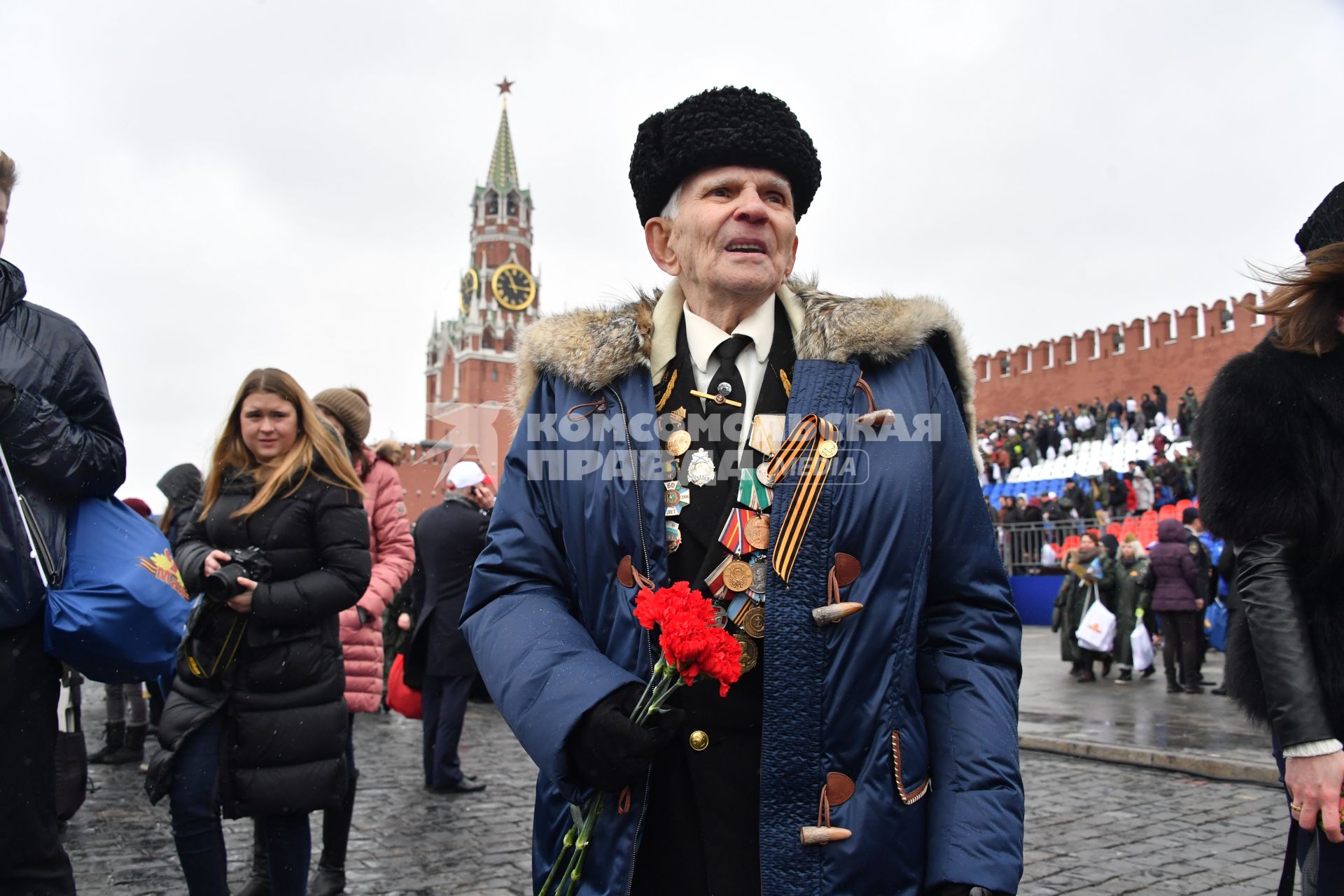 Москва.  Ветеран на Красной площади  после военного парада, посвященного 72-й годовщине Победы в Великой Отечественной войне.