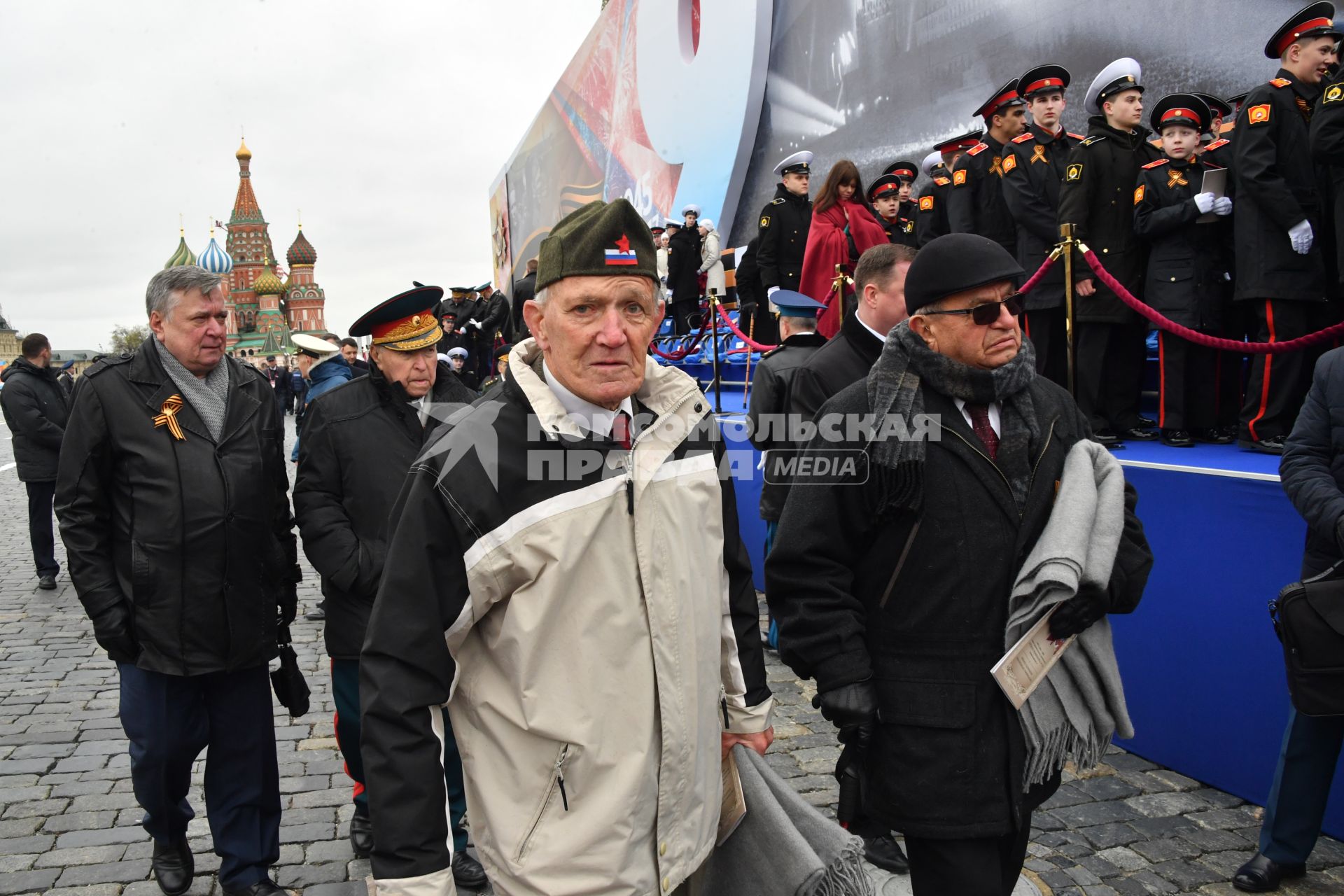 Москва.  Ветераны на Красной площади  после военного парада, посвященного 72-й годовщине Победы в Великой Отечественной войне.