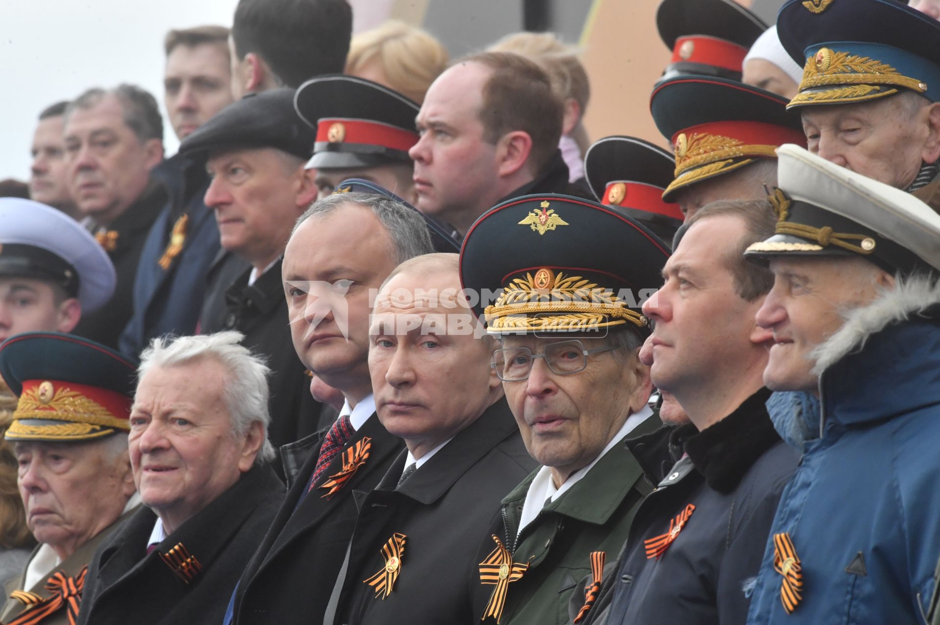 Москва.  Президент России Владимир Путин (в центре), президент Молдавии Игорь Додон (третий слева) и премьер-министр РФ Дмитрий Медведев (второй справа) на Красной площади  перед началом военного парада, посвященного 72-й годовщине Победы в Великой Отечественной войне.