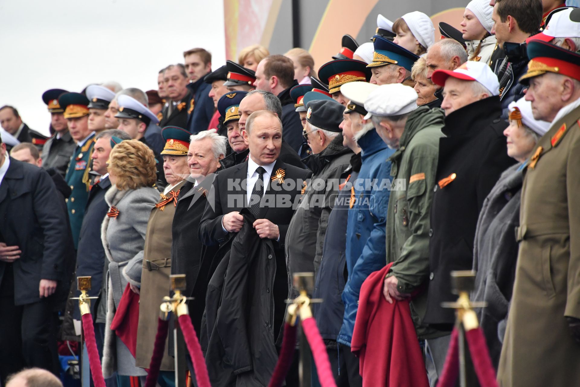 Москва.  Президент России Владимир Путин (в центре) на Красной площади во время военного парада, посвященного 72-й годовщине Победы в Великой Отечественной войне.