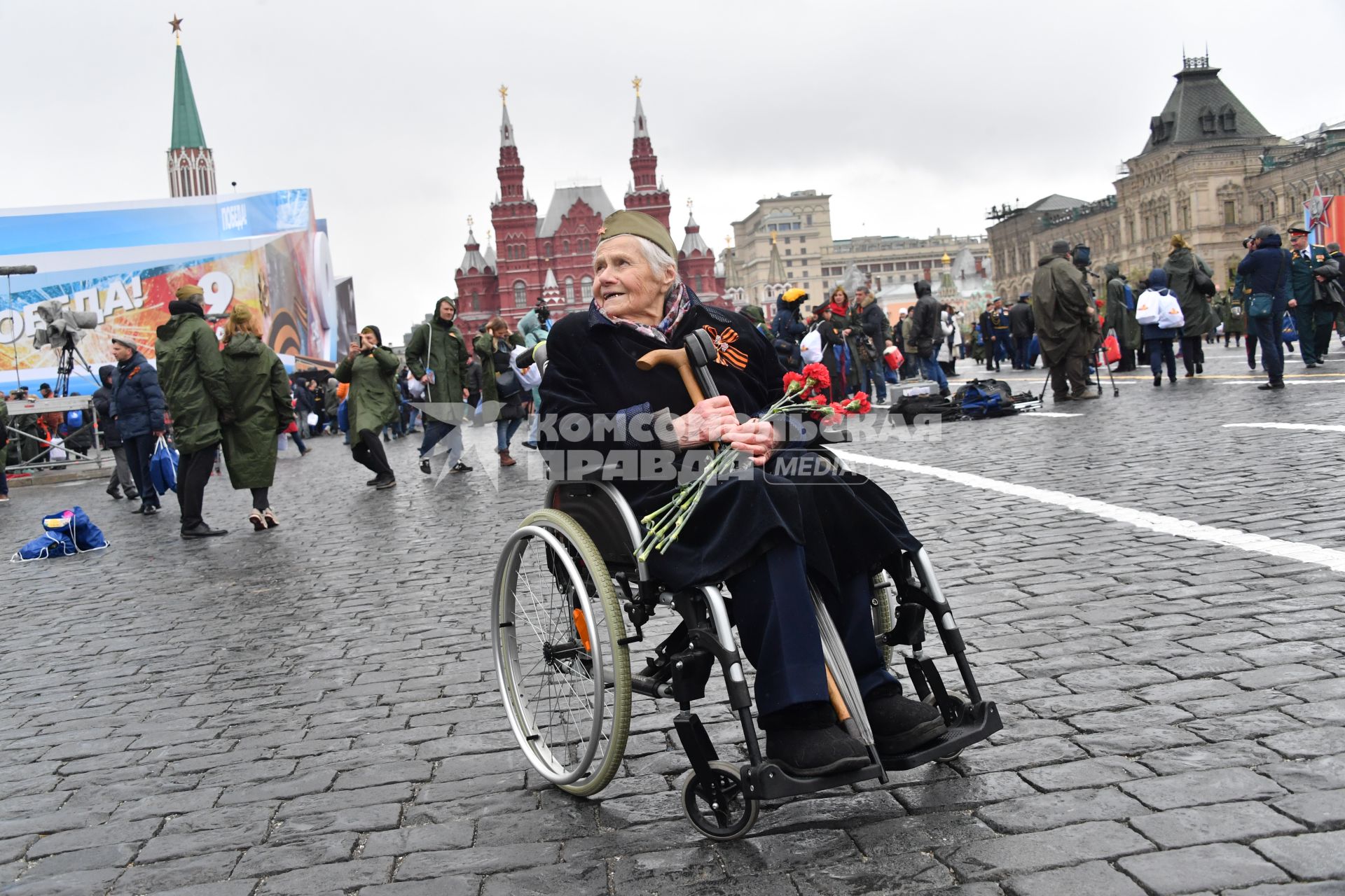 Москва.  Ветеран на Красной площади  после военного парада, посвященного 72-й годовщине Победы в Великой Отечественной войне.