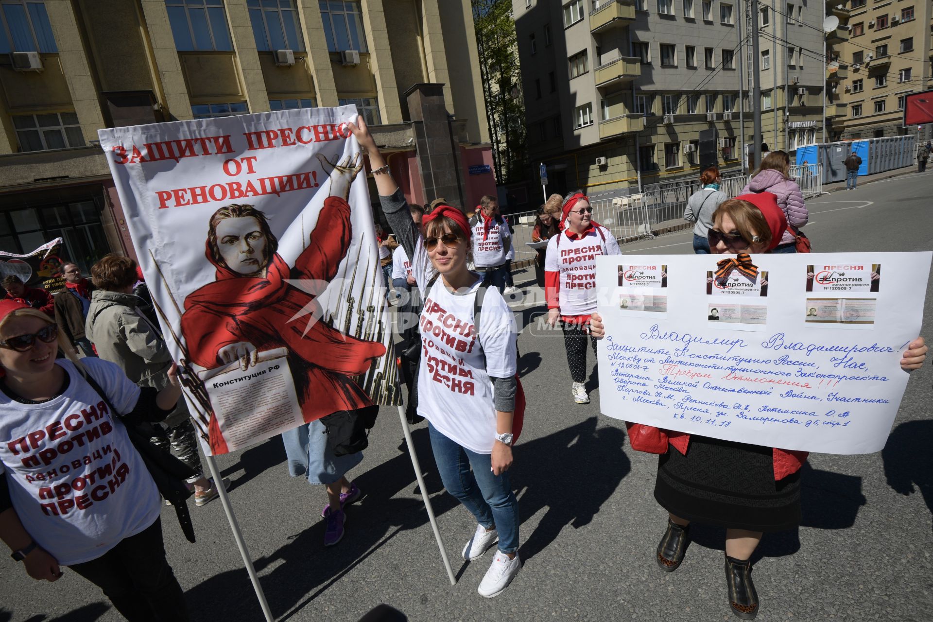 Москва. Участники  митинга на проспекте Академика Сахарова против сноса пятиэтажек.