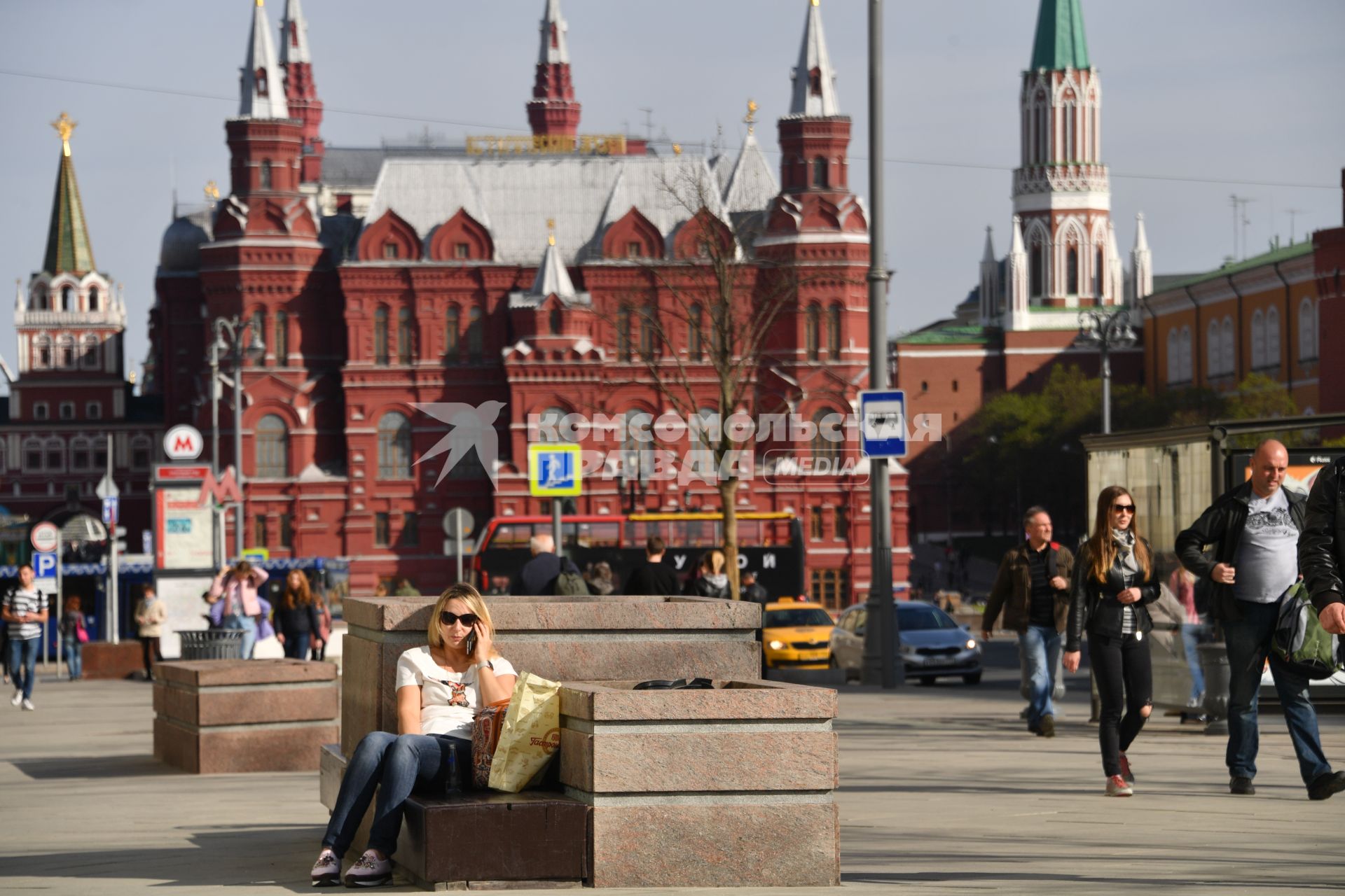 Москва. Девушка разговаривает по мобильному телефону  на Тверской улице.