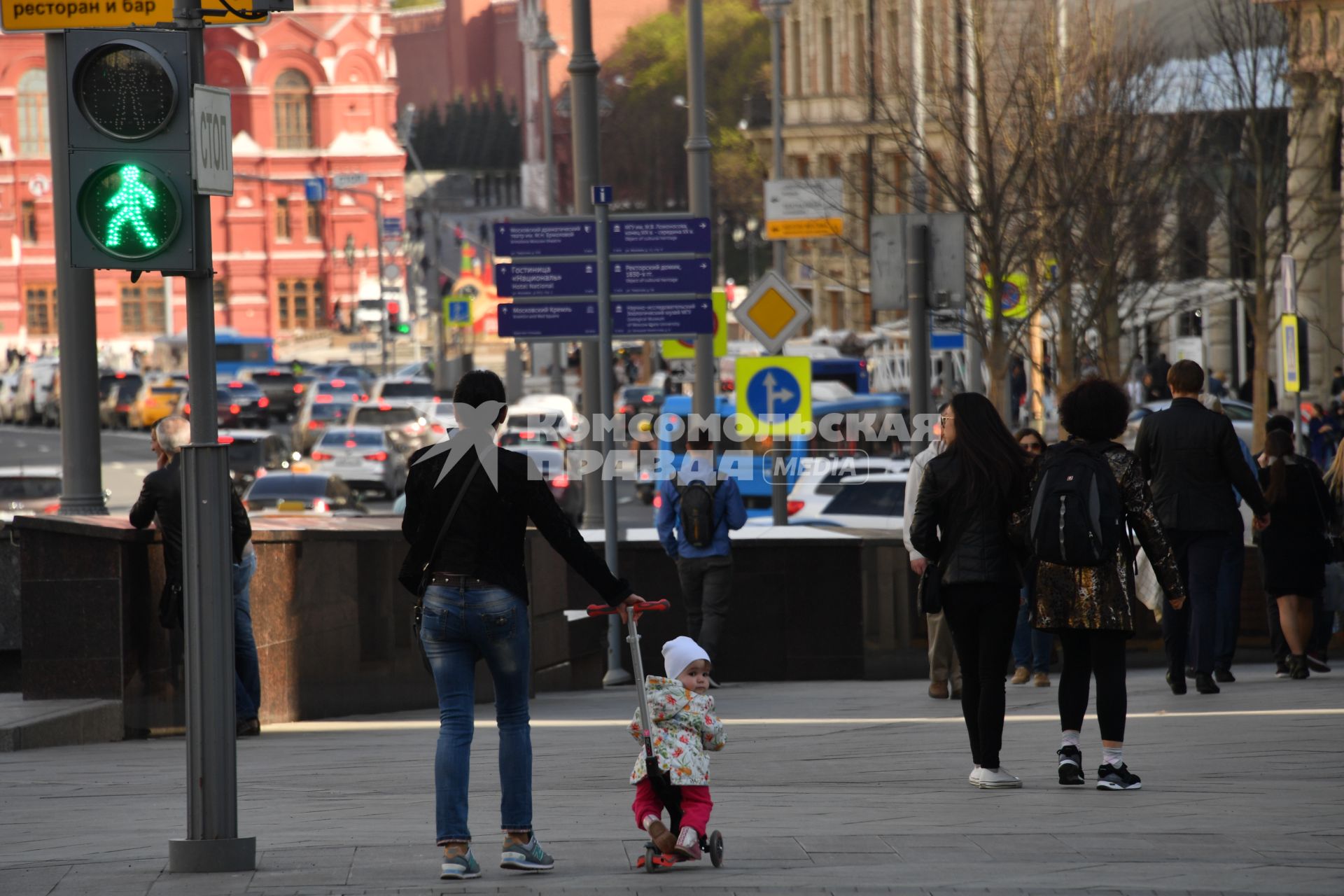 Москва.  Женщина с ребенком на Тверской улице.