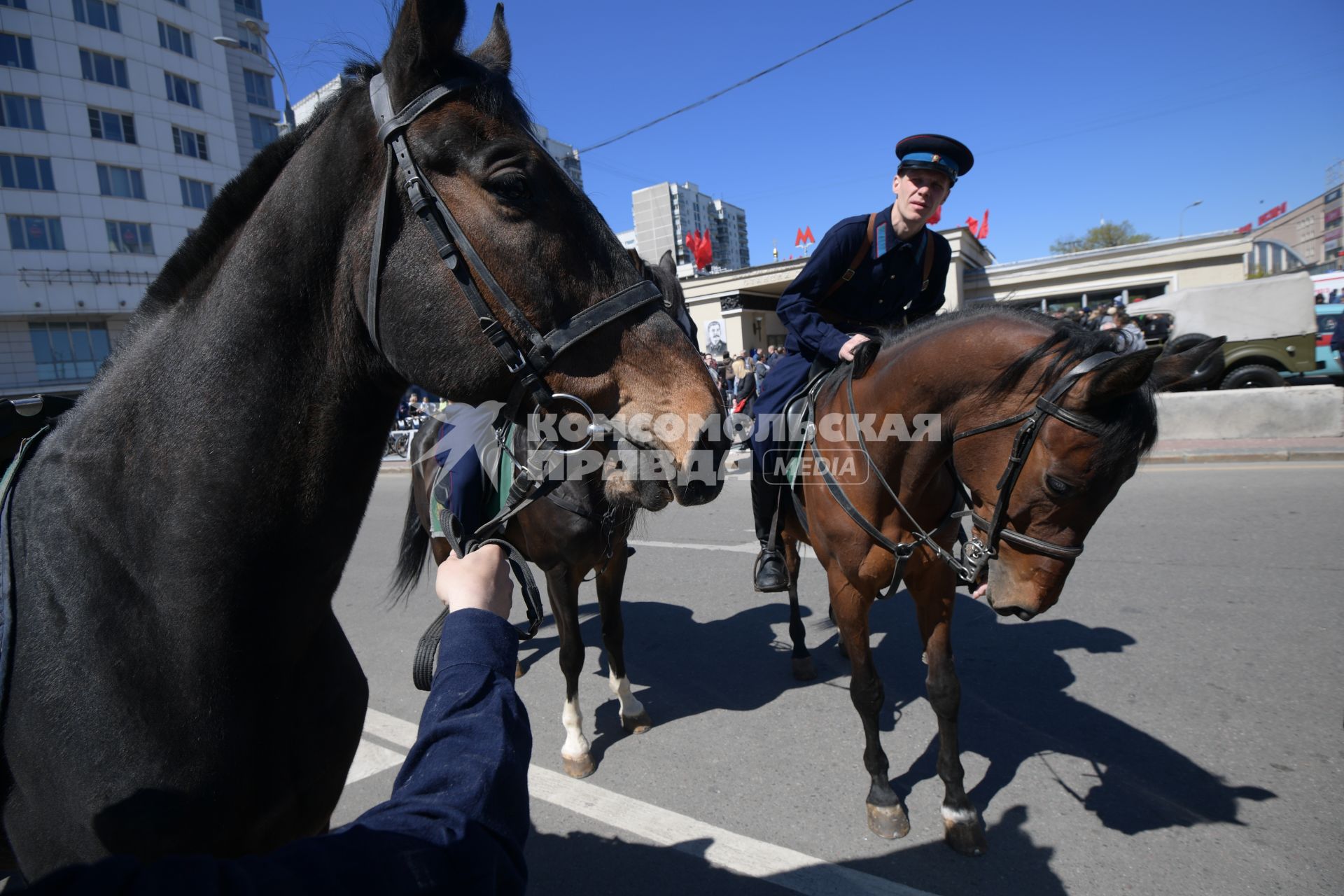 Москва.  Участники исторической реконструкции дня открытия Московского метрополитена на станции `Сокольники`.