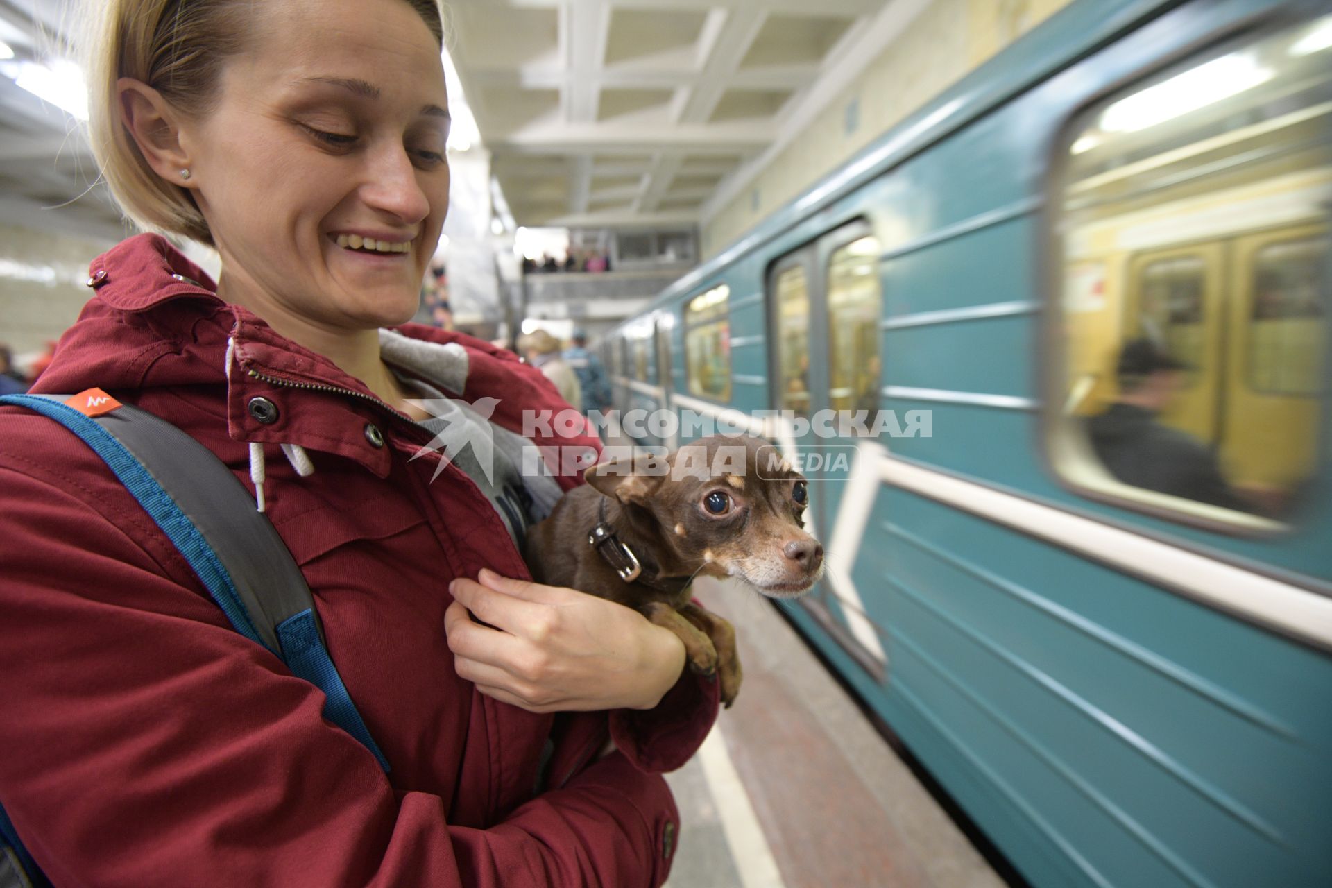 Москва. Женщиеа с собачкой на платформе станции метрополитена.