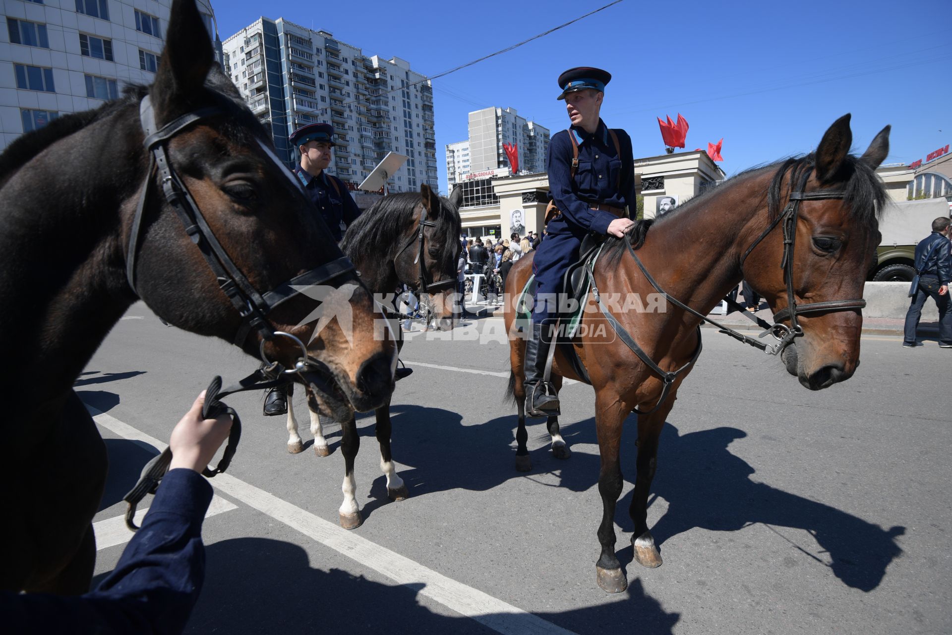 Москва.  Участники исторической реконструкции дня открытия Московского метрополитена на станции `Сокольники`.