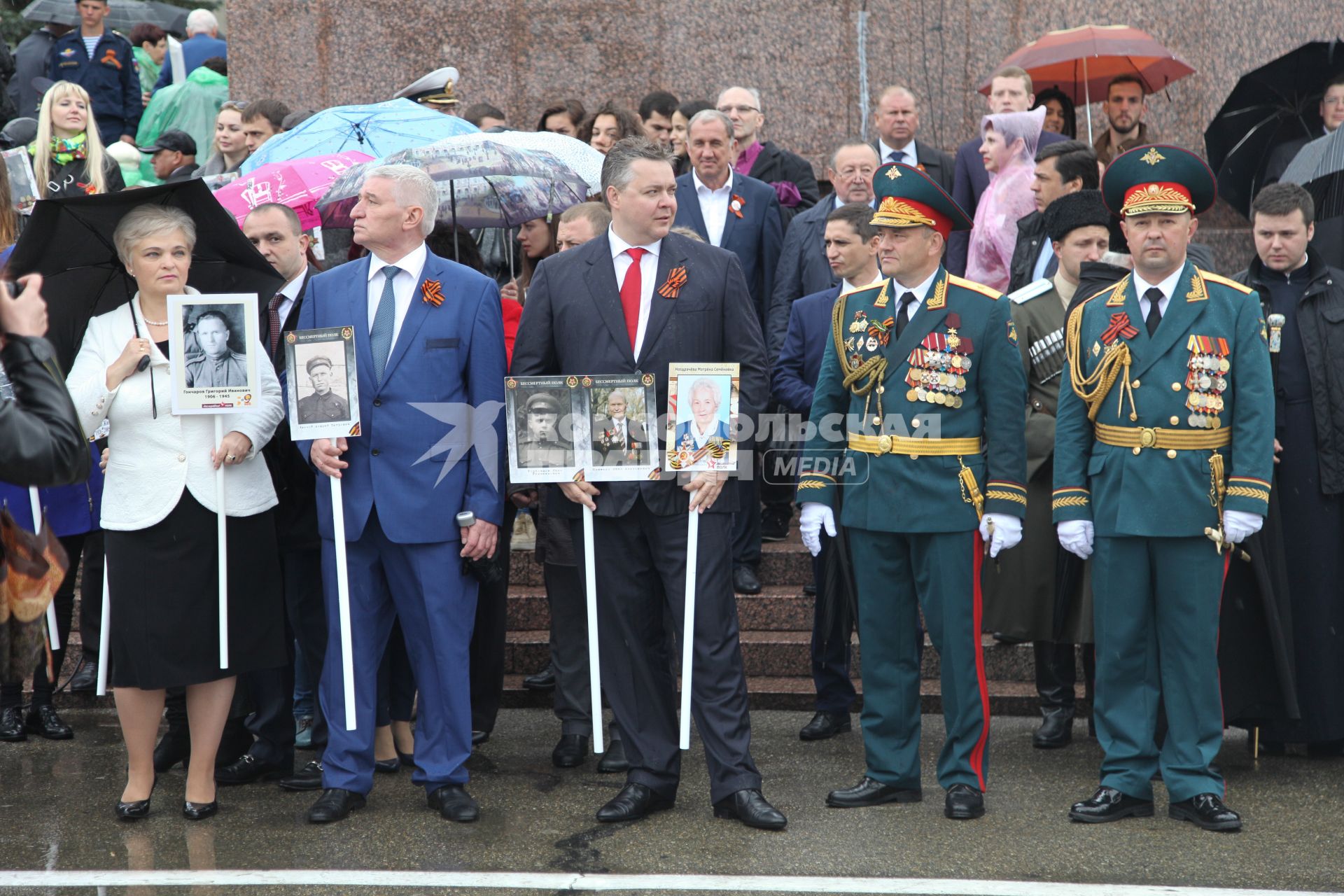 Ставрополь.  Глава города Ставрополя Андрей Джатдоев (второй слева) и губернатор Ставропольского края Владимир Владимиров (в центре) во время патриотической акции `Бессмертный полк`, посвященной 72-й годовщине Победы в Великой Отечественной войне.