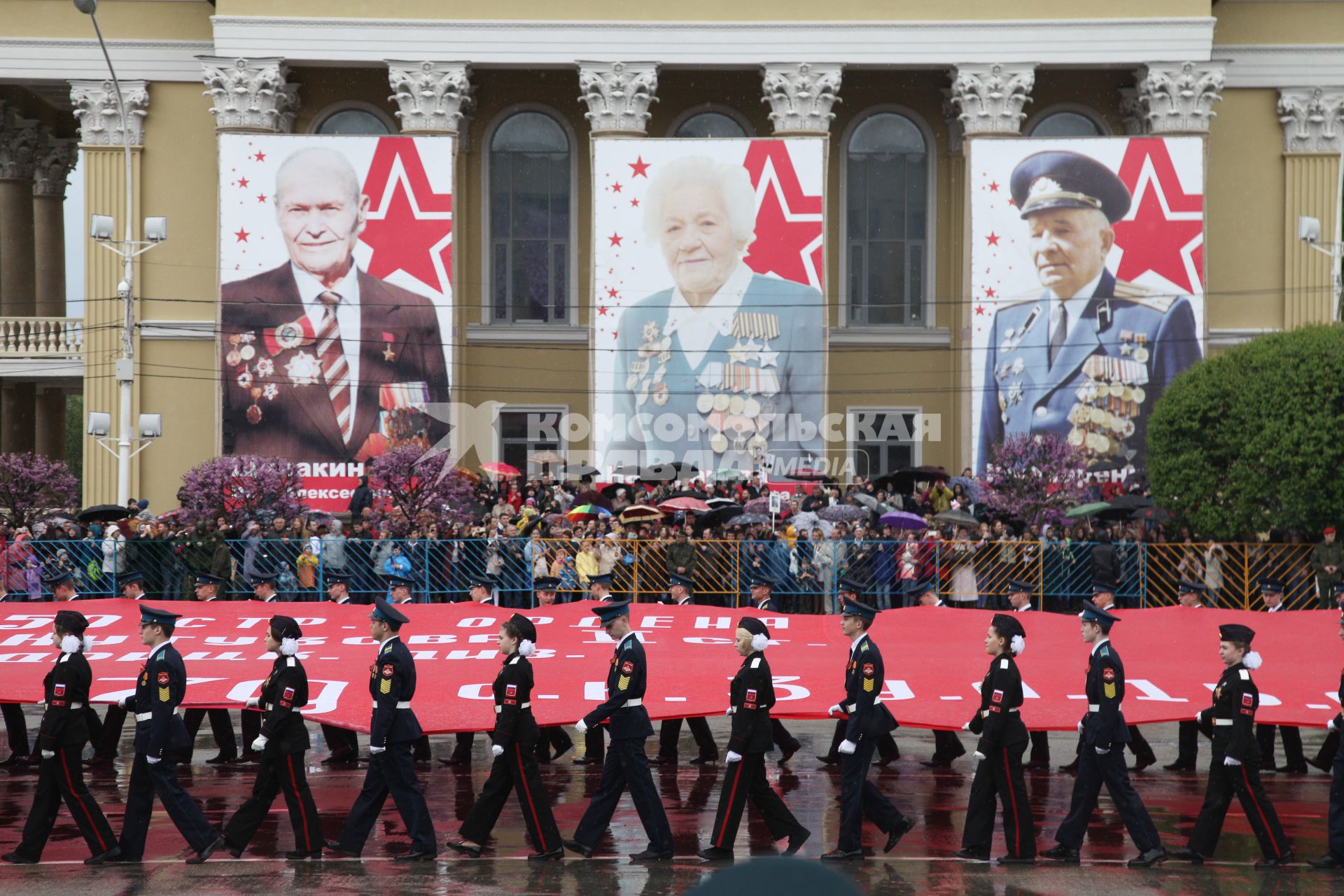 Ставрополь.  Копия Знамени Победы во время патриотической акции `Бессмертный полк`, посвященной 72-й годовщине Победы в Великой Отечественной войне.