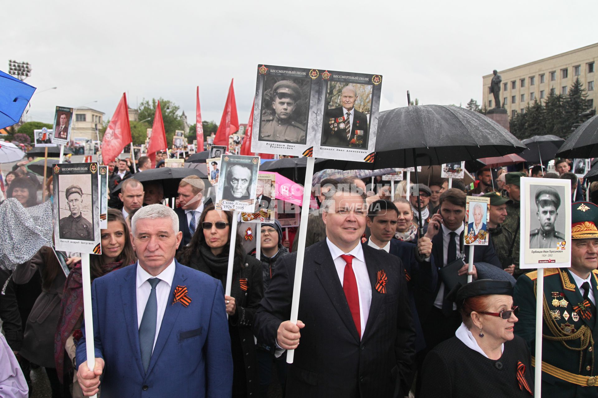 Ставрополь.  Глава города Ставрополя Андрей Джатдоев и губернатор Ставропольского края Владимир Владимиров (слева направо) во время патриотической акции `Бессмертный полк`, посвященной 72-й годовщине Победы в Великой Отечественной войне.