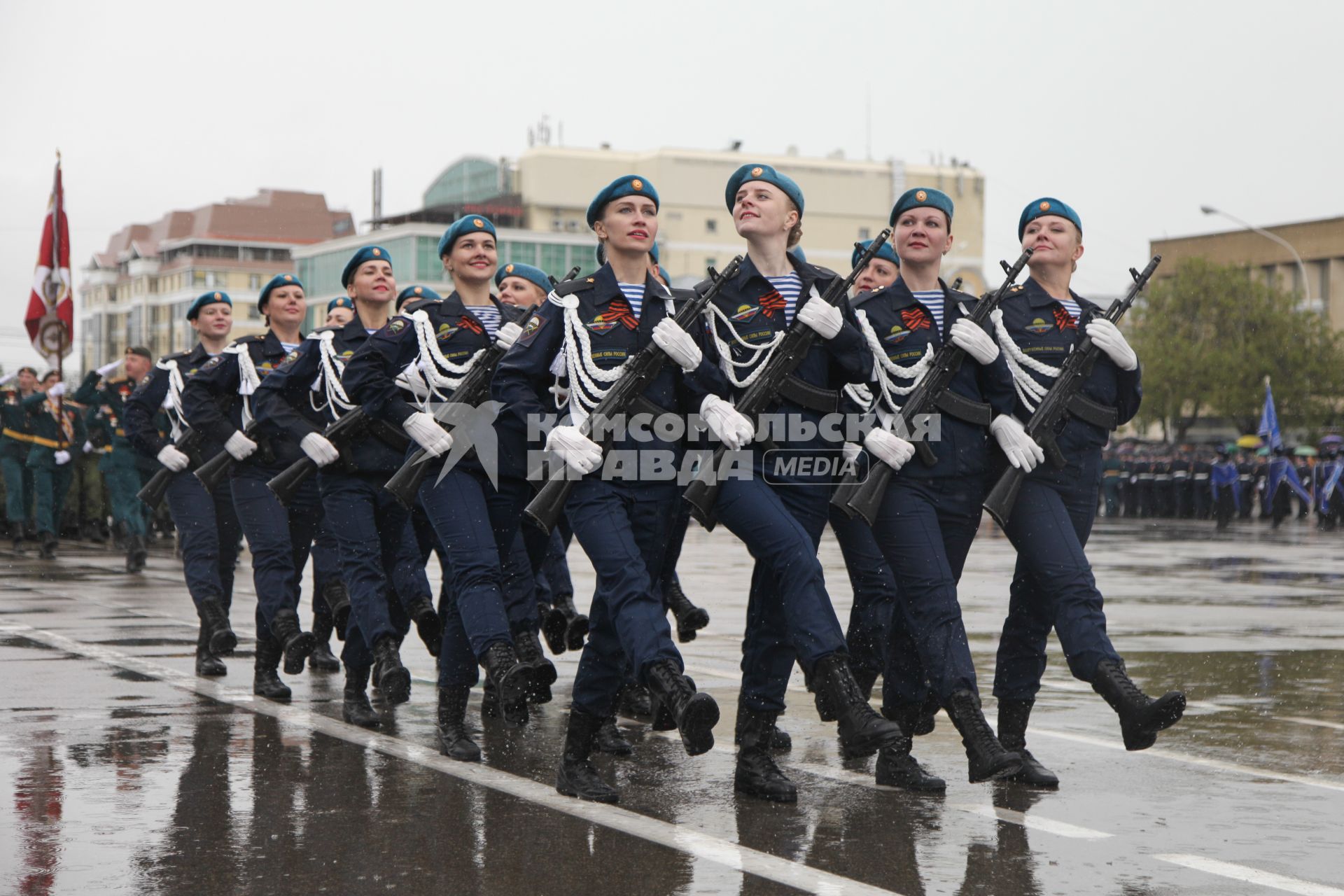 Ставрополь. Военнослужащие  во время военного  парада, посвященного 72-й годовщине  Победы в Великой Отечественной войне.