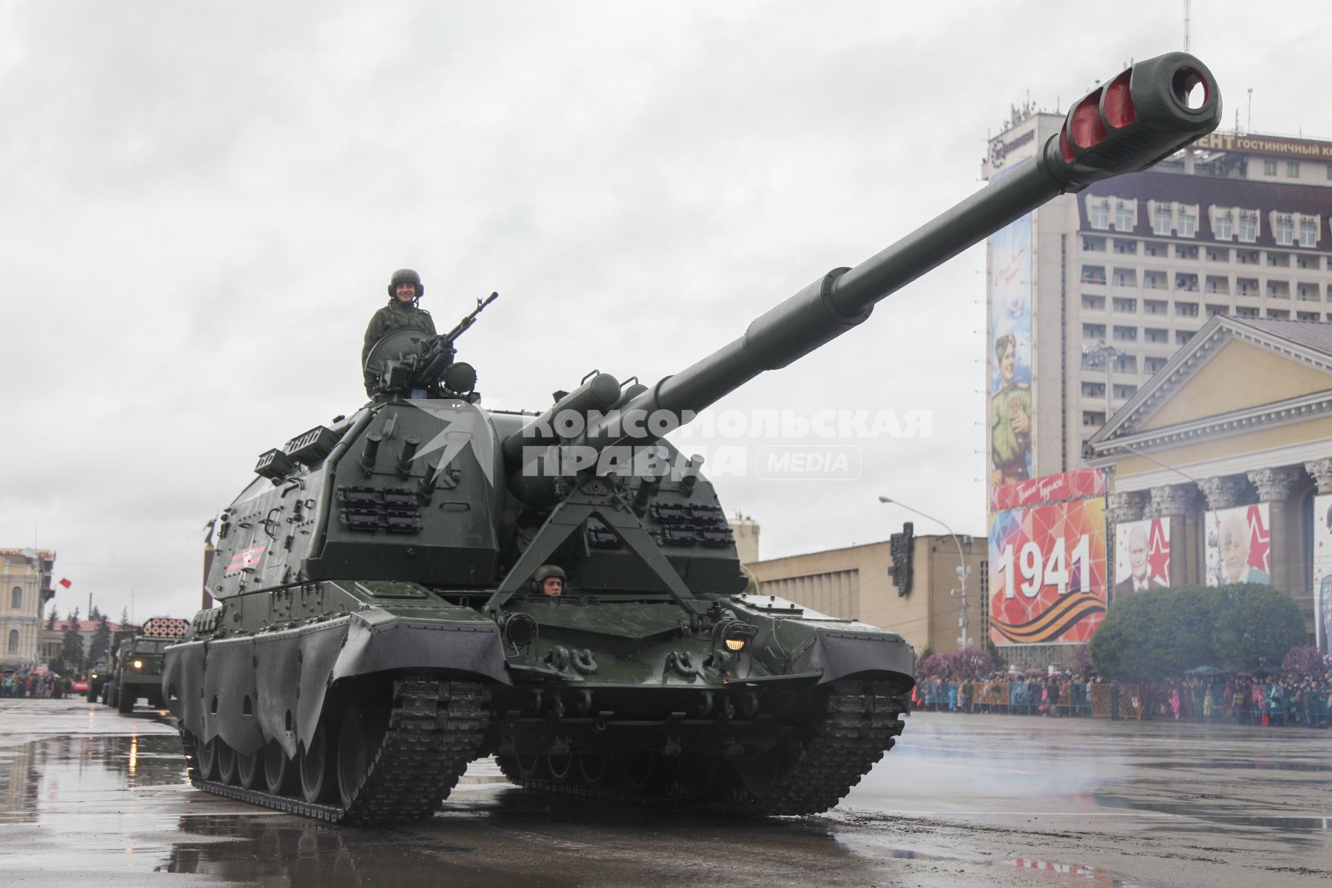 Ставрополь. Военная техника  во время военного  парада, посвященного 72-й годовщине  Победы в Великой Отечественной войне.