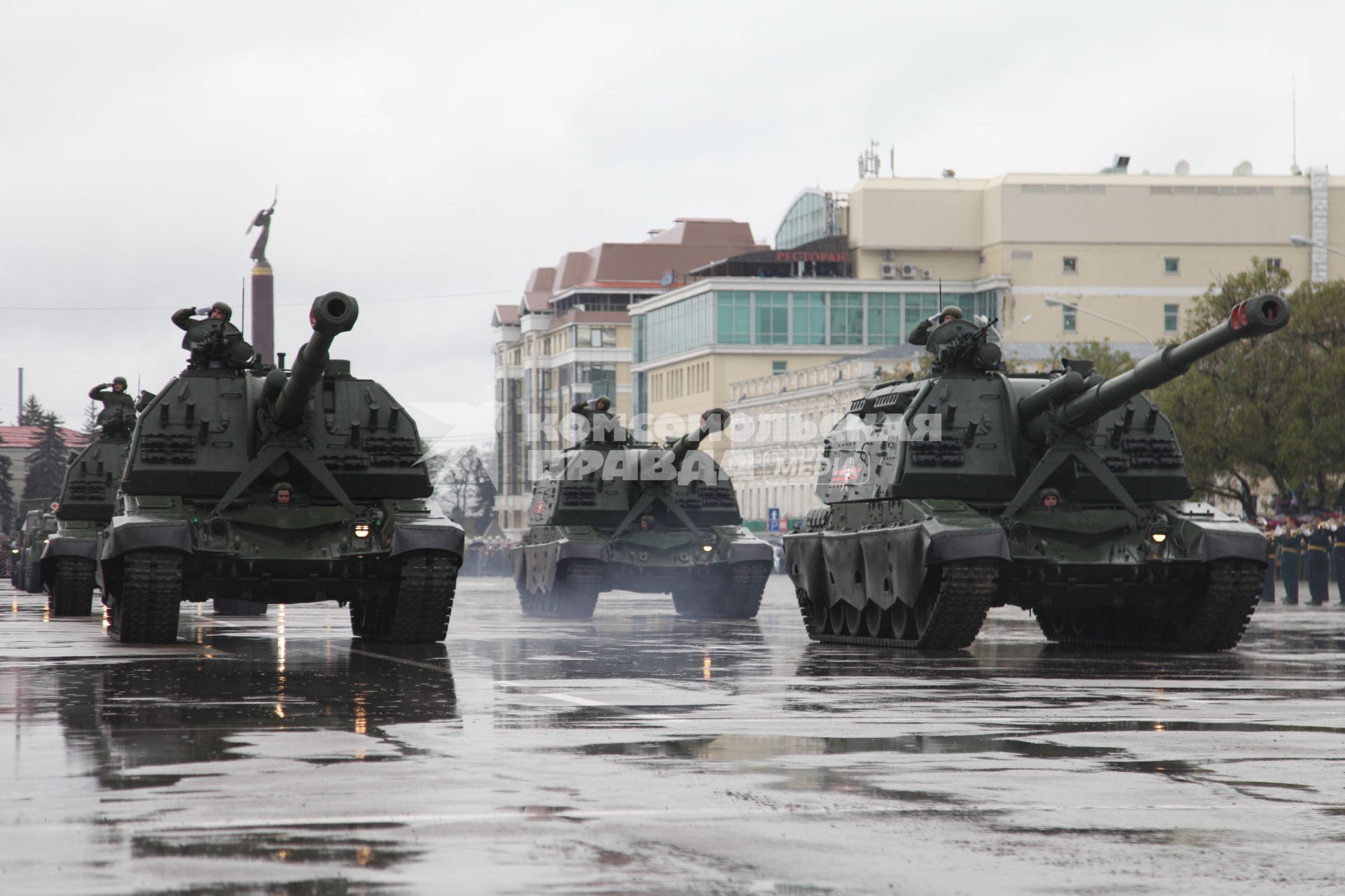 Ставрополь. Военная техника  во время военного  парада, посвященного 72-й годовщине  Победы в Великой Отечественной войне.