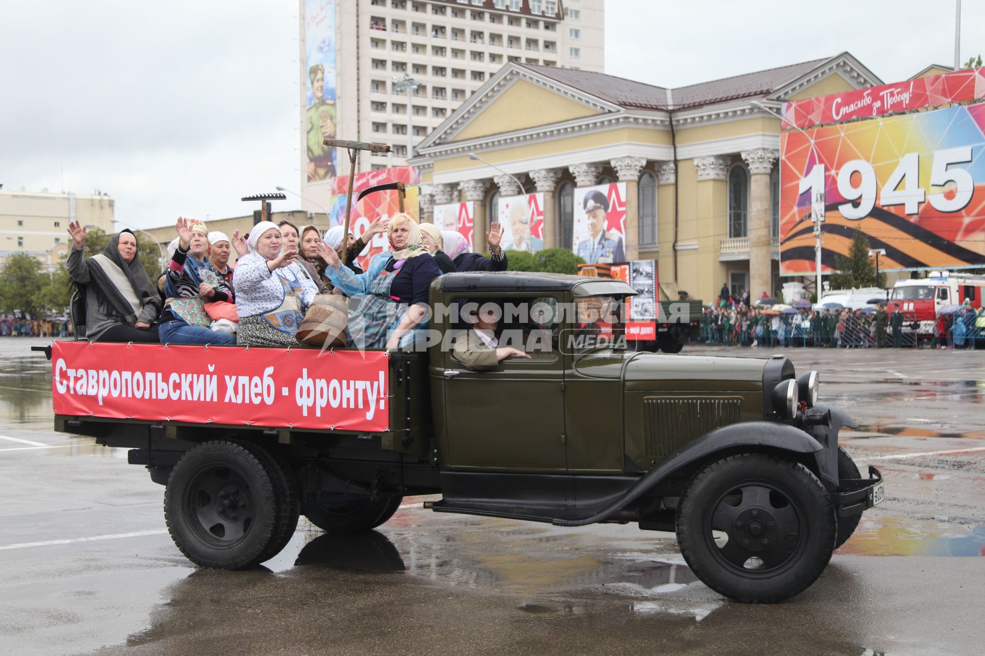 Ставрополь. Декорированная автомашина, рассказывающая о главных исторических вехах Великой Отечественной войны 1941-1945 годов на параде Победы.