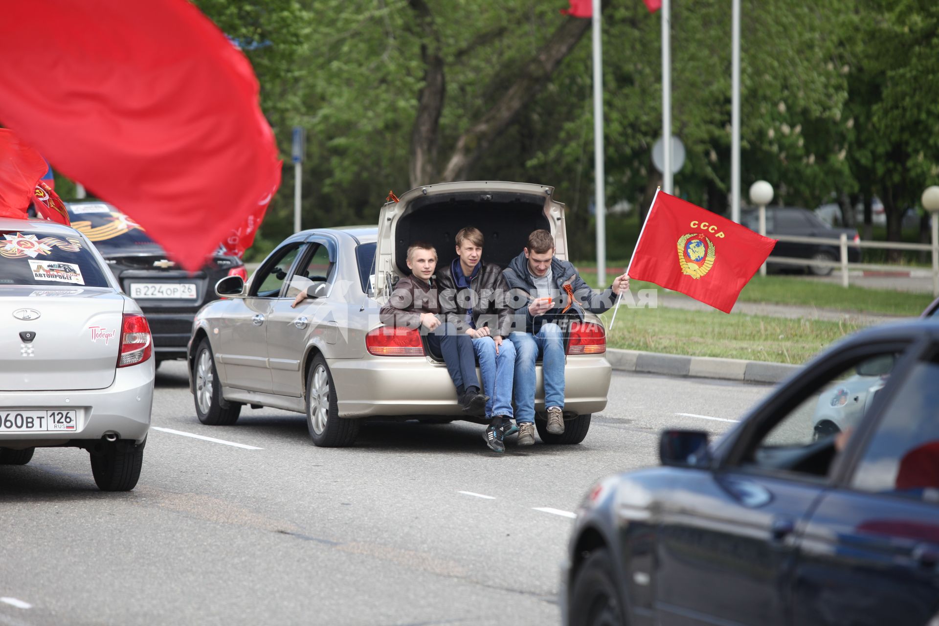 Ставрополь.  Участники во время автопробега в рамках общекраевой акции `Колонна имени Героя Советского Союза Ивана Алексеевича Щипакина `На Берлин!`,  посвященной 72-й годовщине Победы в Великой Отечественной войне.