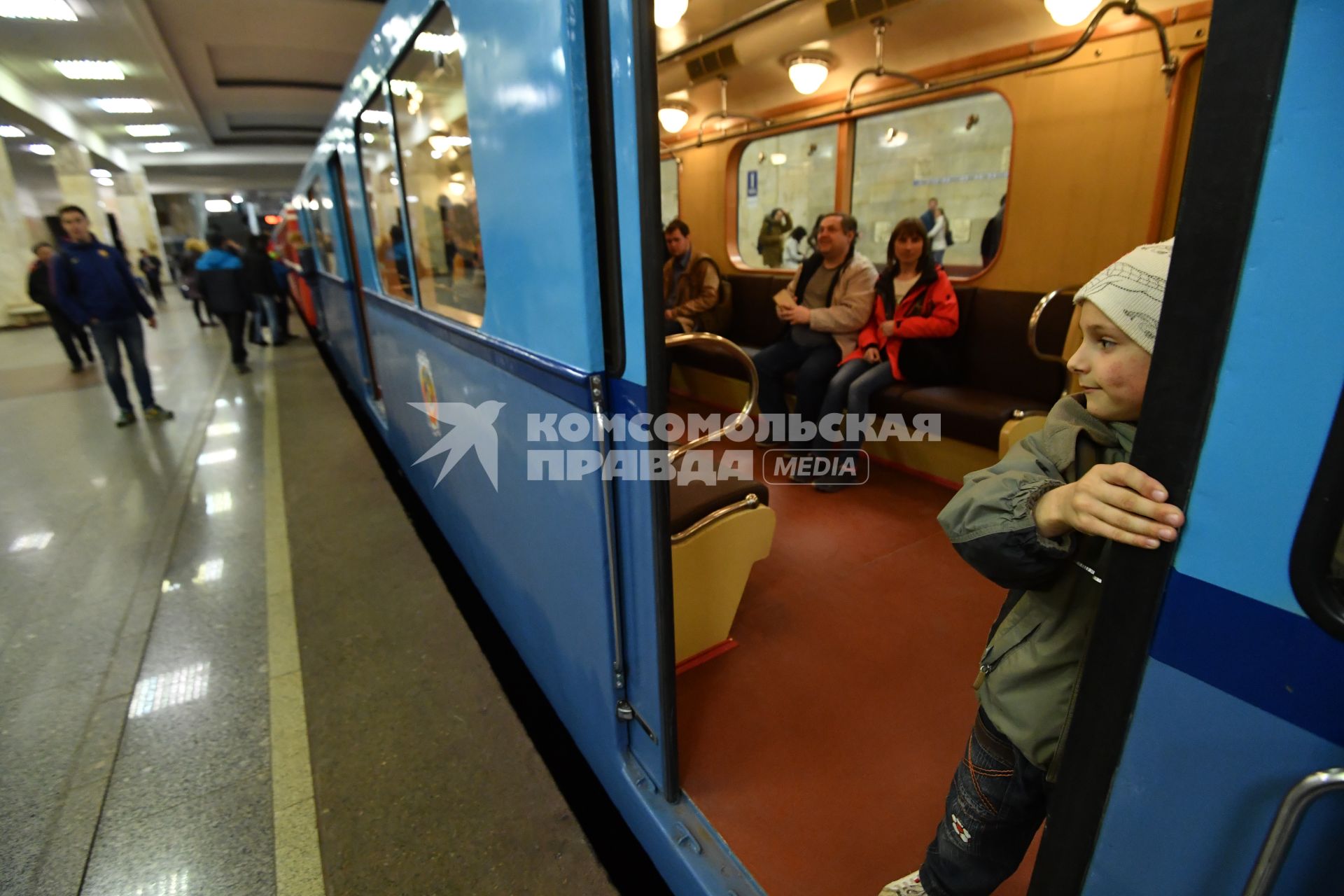 Москва.  Дети знакомятся с экспонатами  на выставке ретро-вагонов, открывшейся на станции метро `Партизанская ` в рамках празднования 82-летия Московского метрополитена.