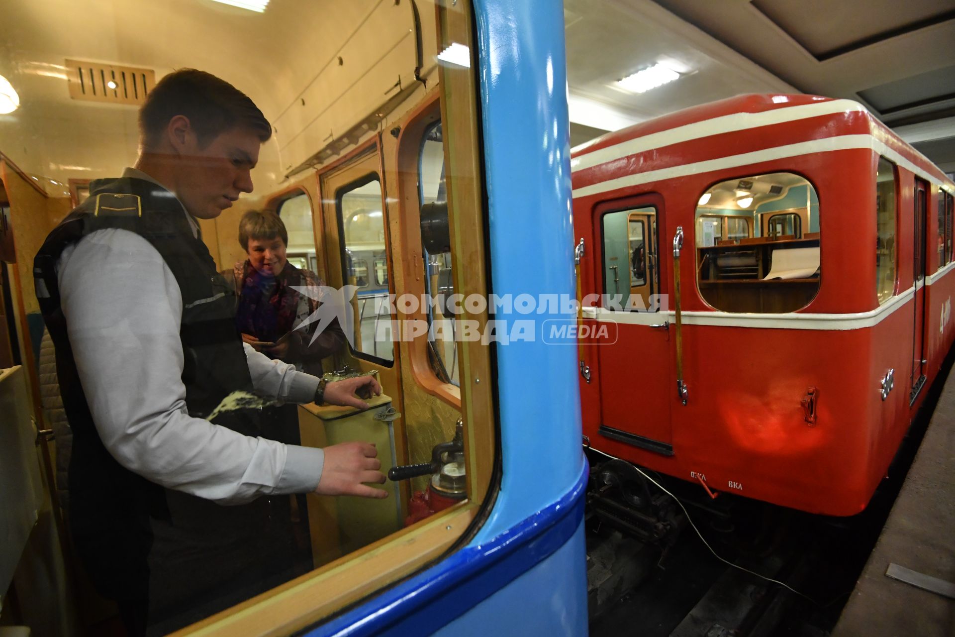 Москва.  Посетители  осматривают экспонаты на выставке ретро-вагонов, открывшейся на станции метро `Партизанская ` в рамках празднования 82-летия Московского метрополитена.