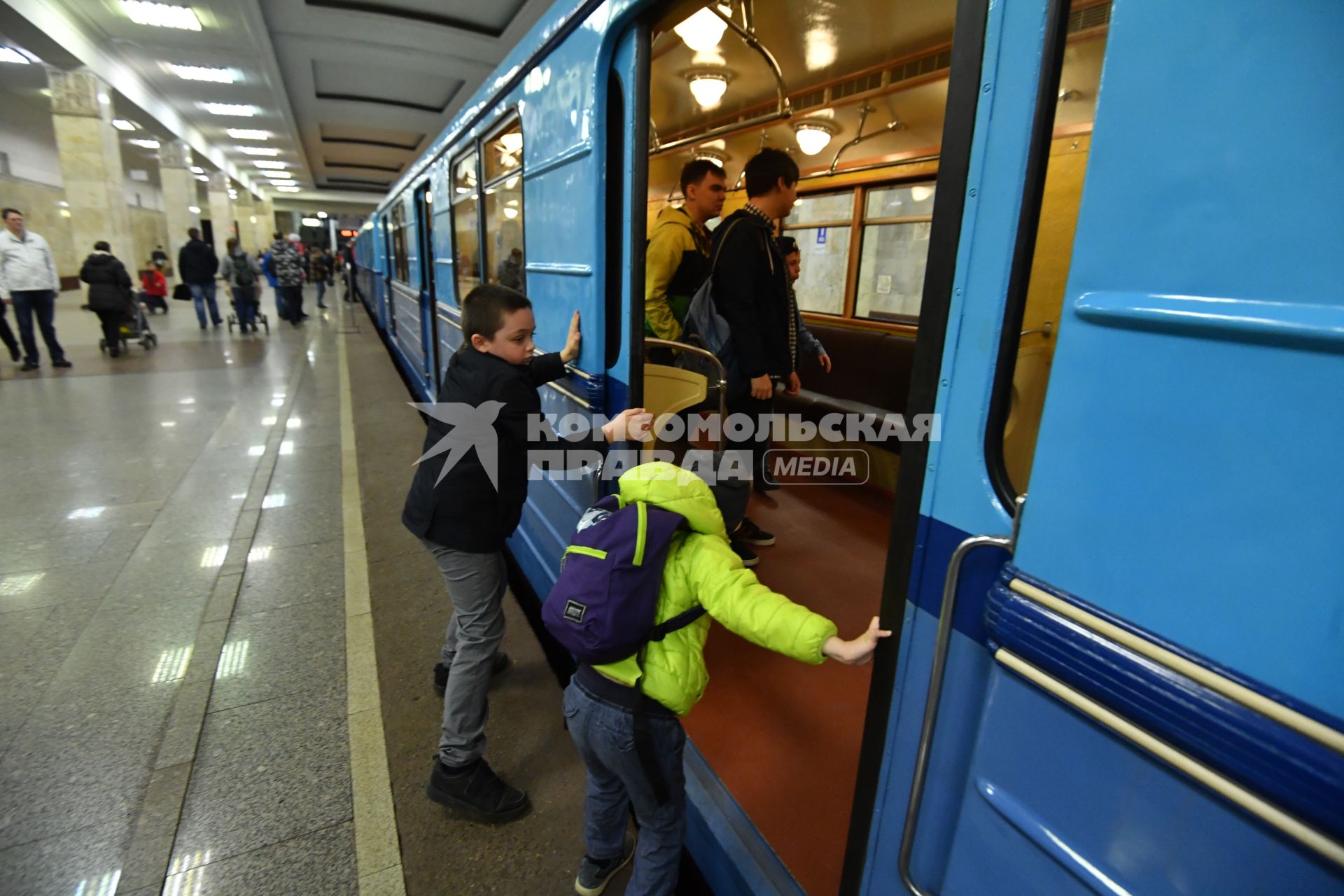 Москва.  Дети знакомятся с экспонатами  на выставке ретро-вагонов, открывшейся на станции метро `Партизанская ` в рамках празднования 82-летия Московского метрополитена.